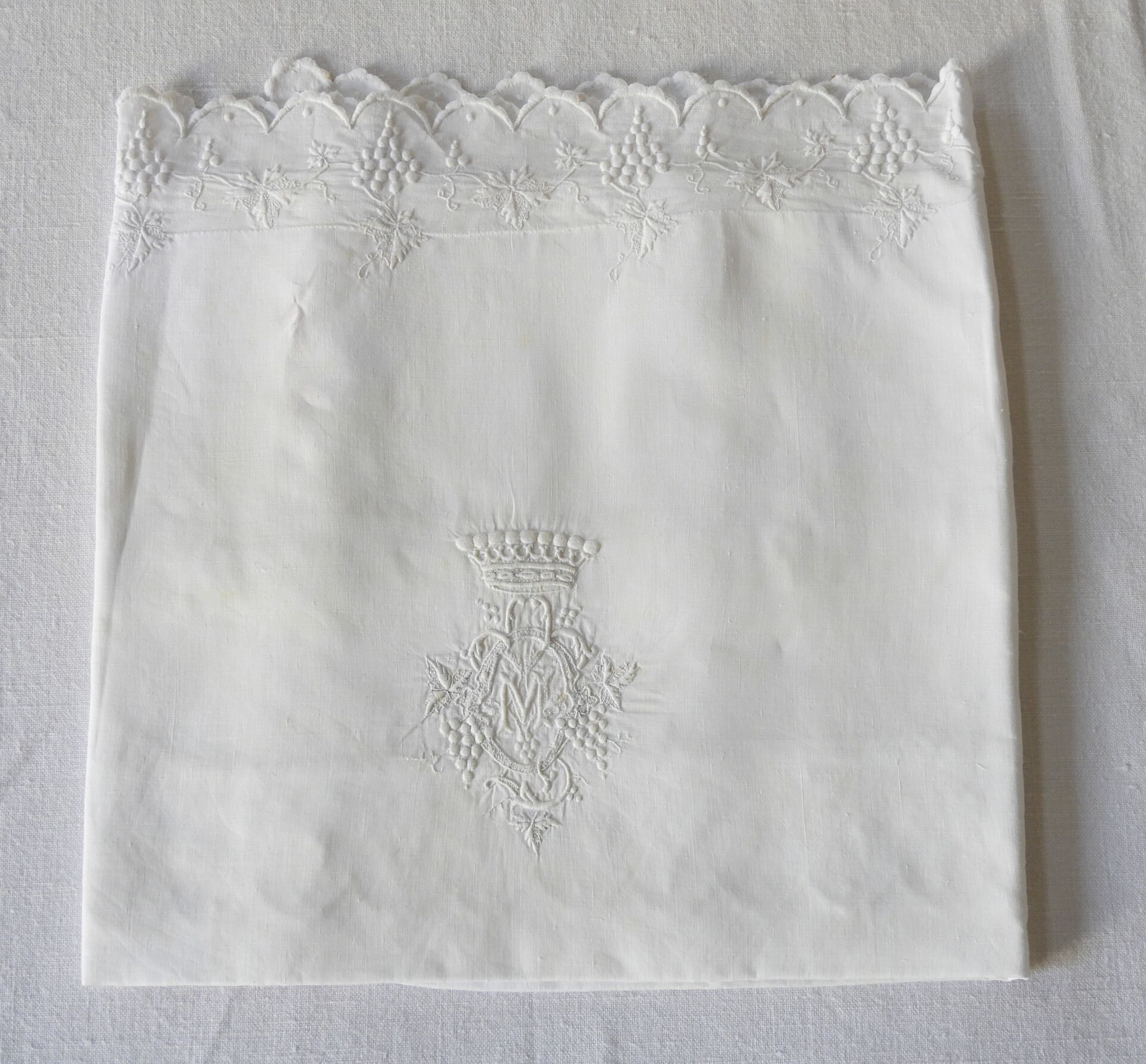 Null Pillowcase with M.O. Under the crown of Count 74 x 75 cm.
