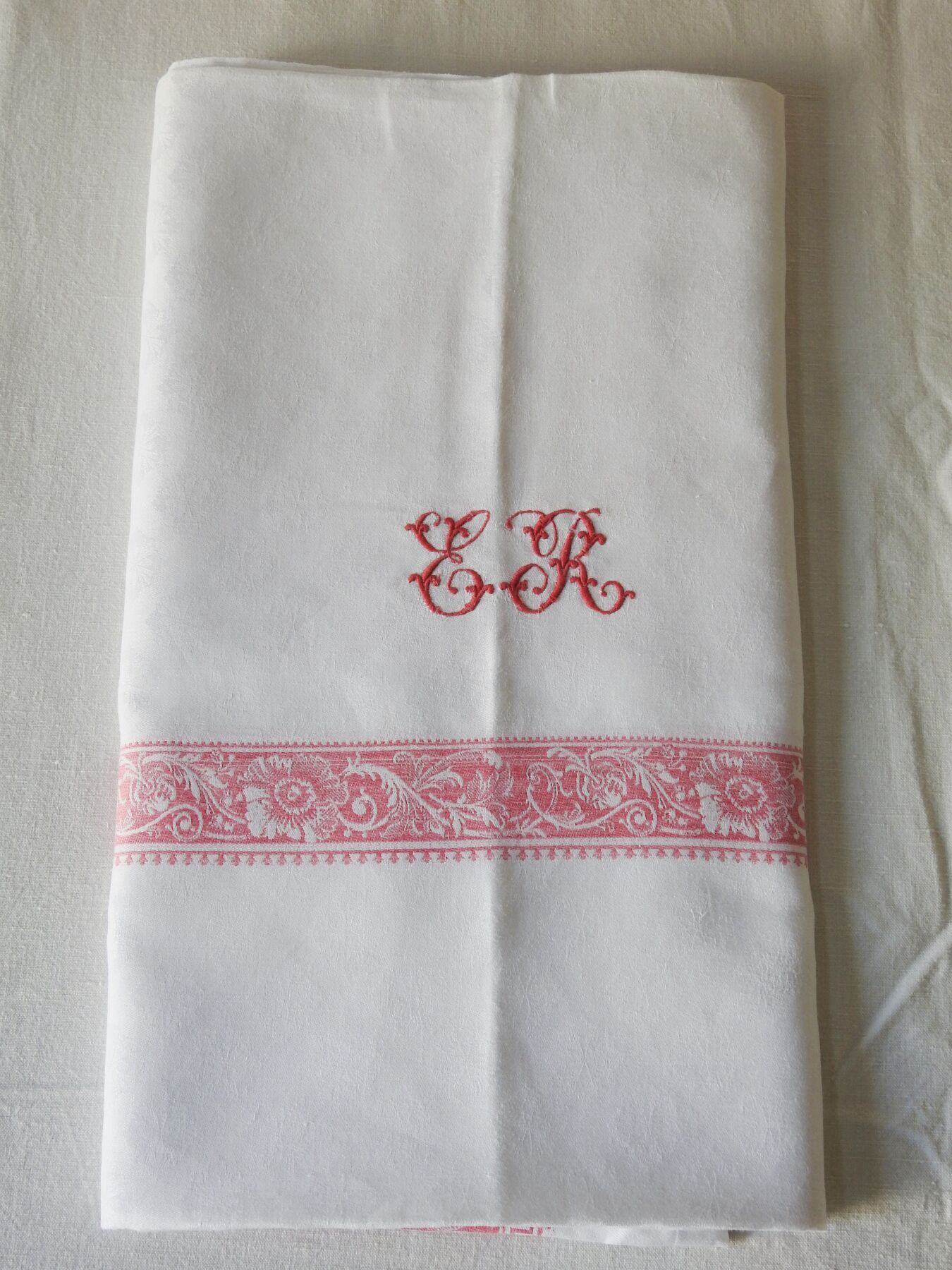 Null Tablecloth with decoration of Flowers encoded E.R. 205 x 220 cm.
