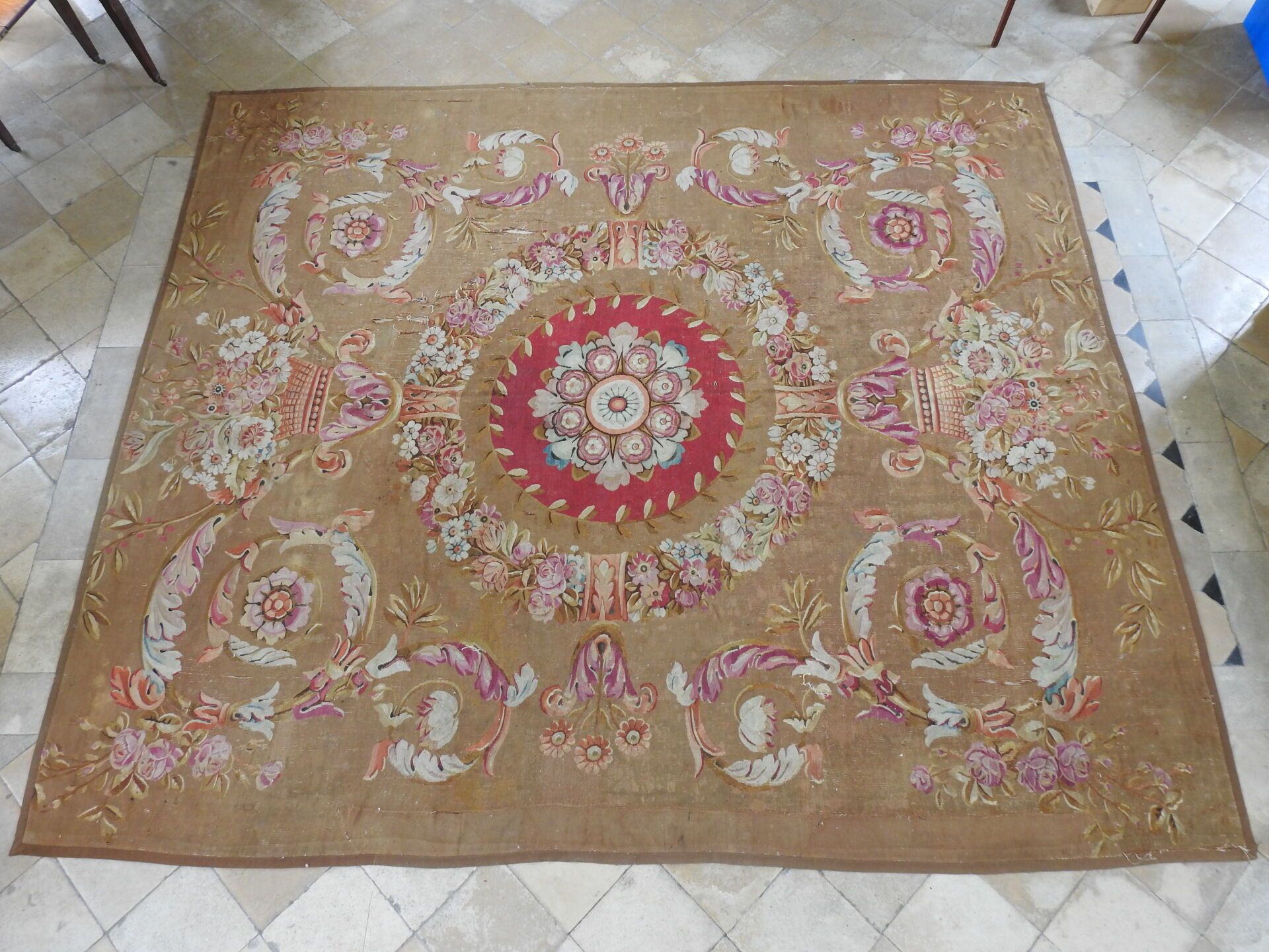 Null Grand tapis d'Aubusson, le champ brun à décor de rinceaux fleuris polychrom&hellip;