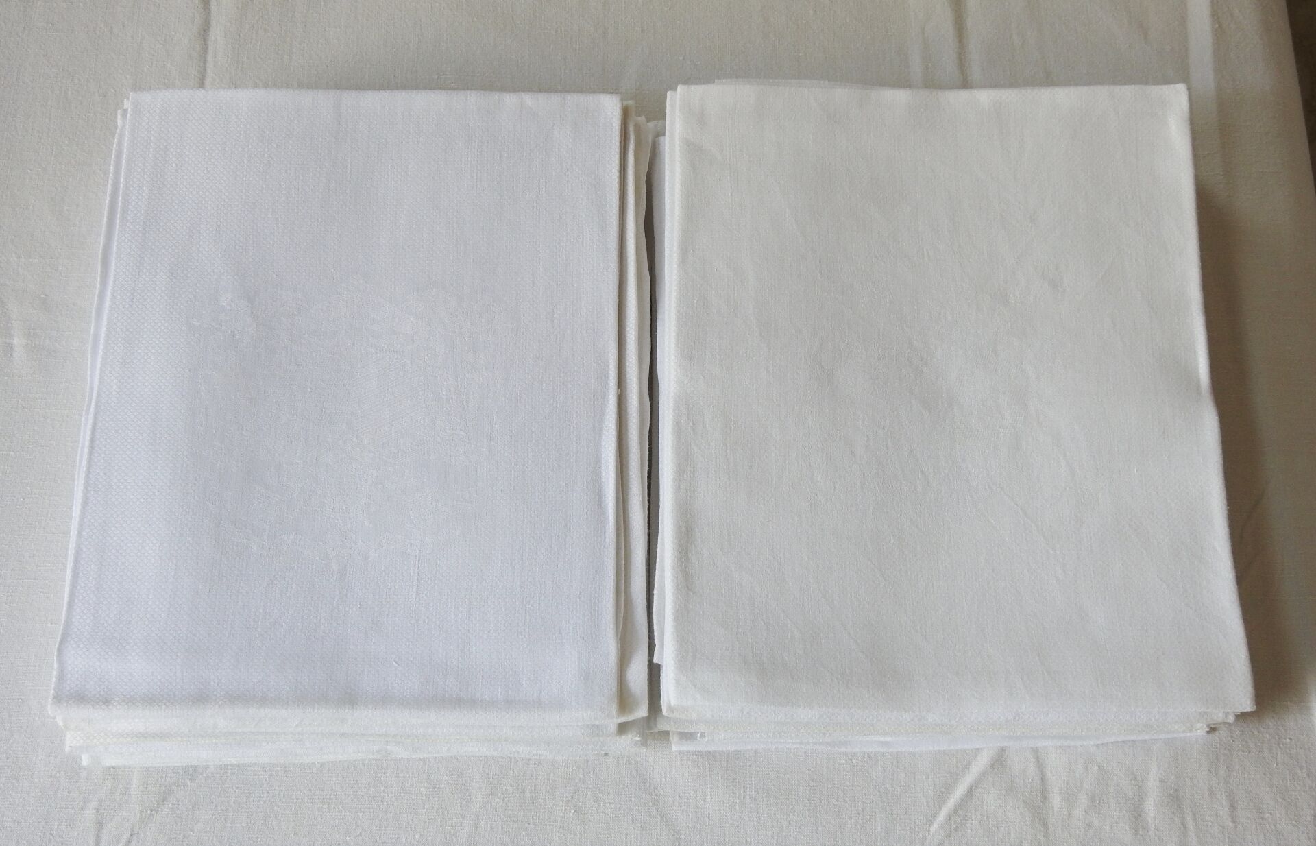Null Twenty-four napkins matching the previous table service, 94 x 77 cm.