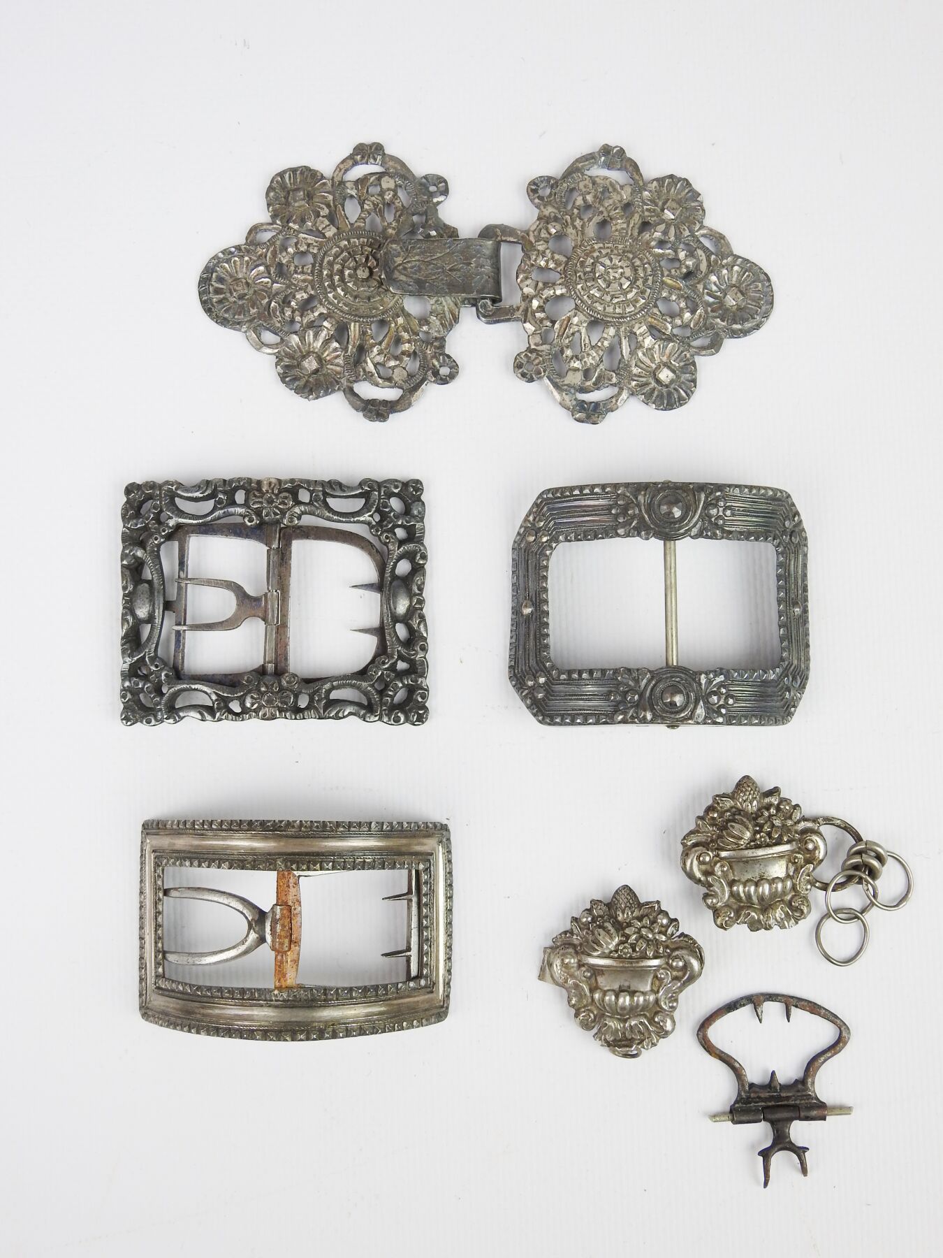 Null 拍品包括三个19世纪的银腰带扣和一个银斗篷扣（1798-1808）。 附带一个斗篷扣。总重量：1611克。