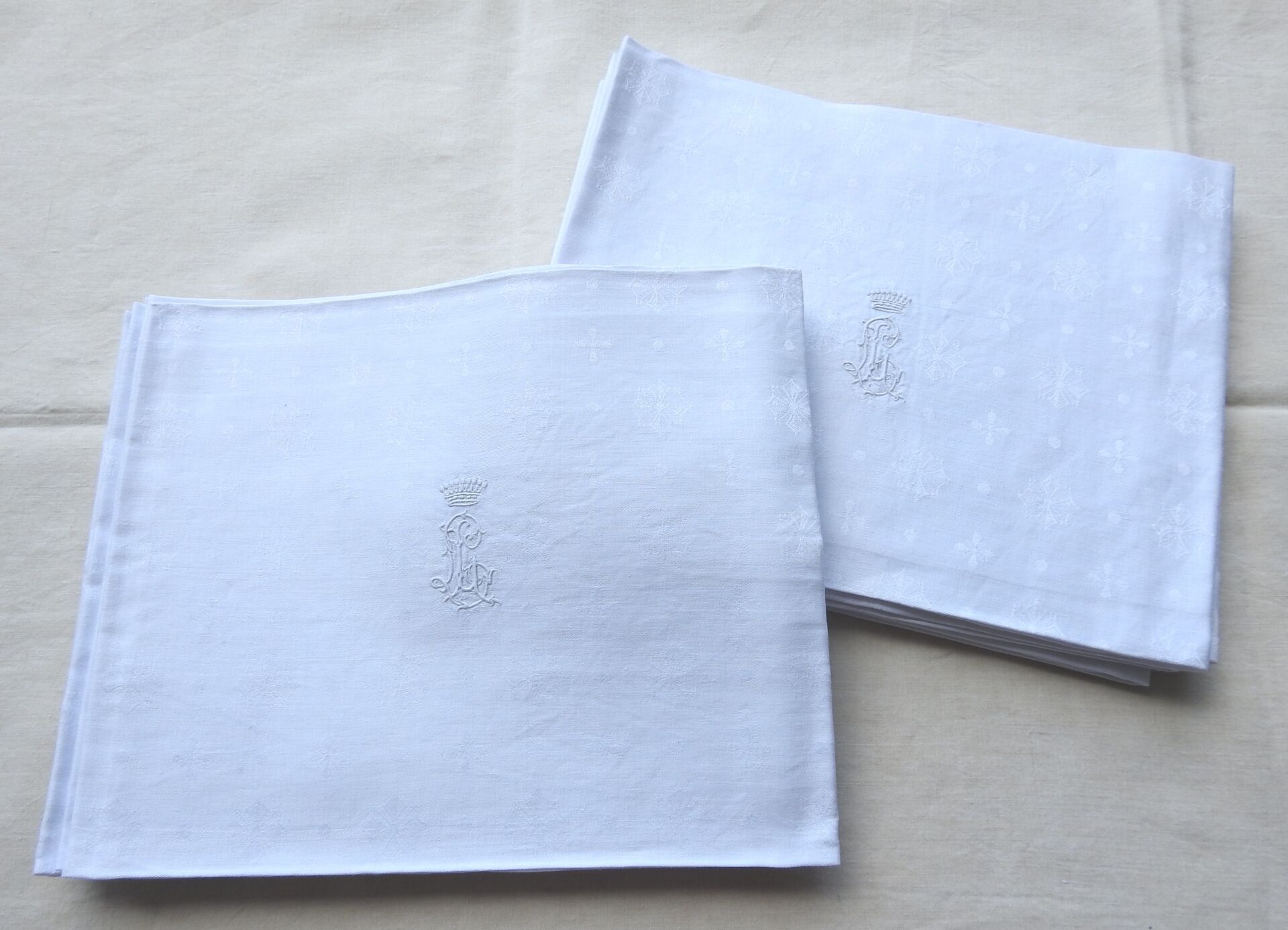 Null 十二张餐巾纸，在伯爵的皇冠下有L.L.数字，并有希腊装饰的框架。