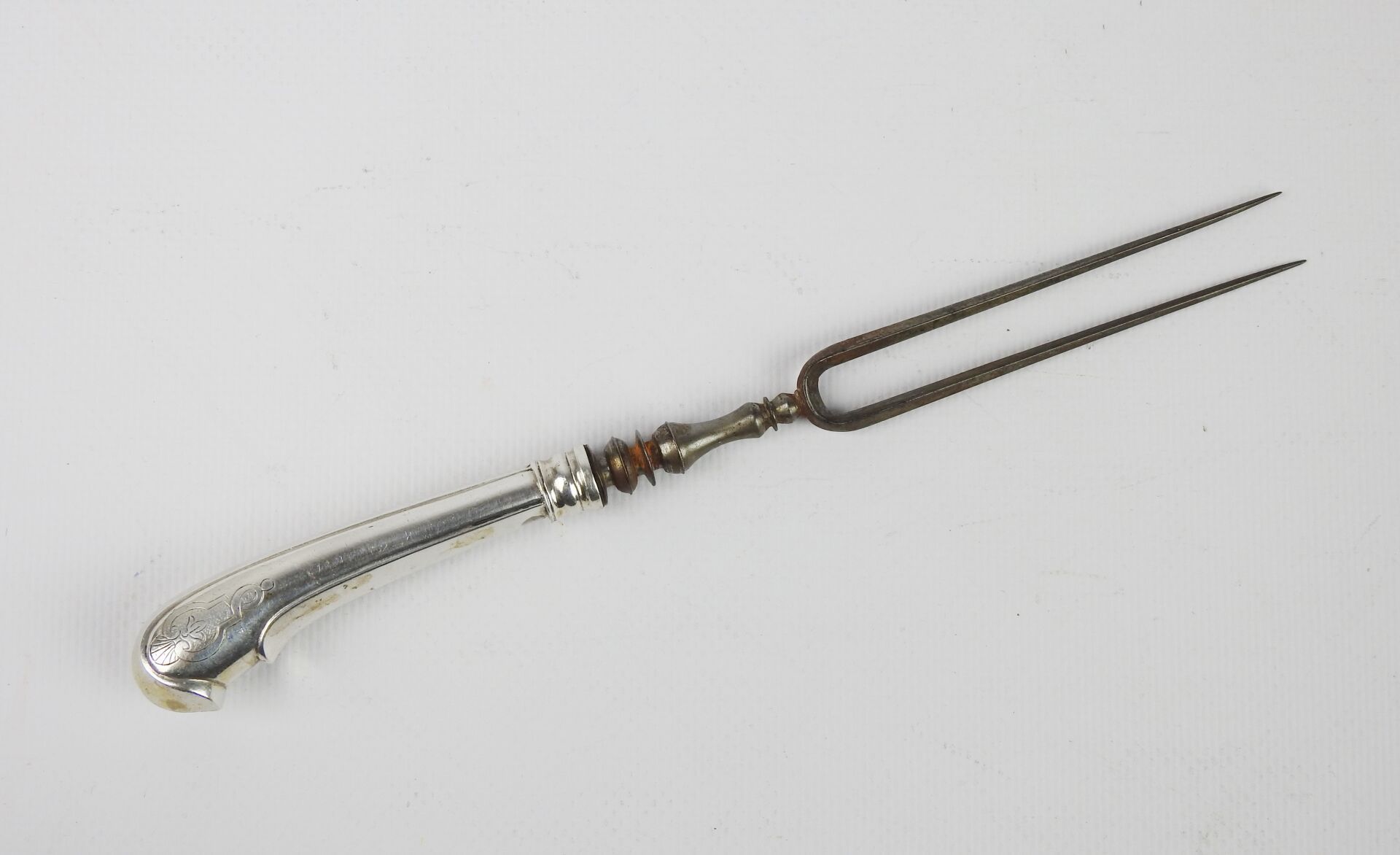 Null 双叉钢叉和银质匕首柄，有羊皮纸装饰。古董作品。长21.5厘米 总重量：88克。