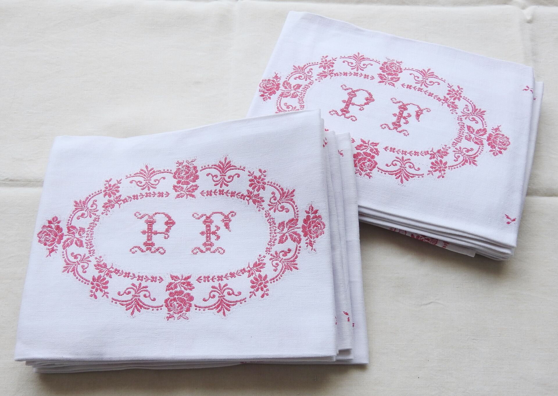Null Twelve large napkins with red decoration and P.F. In medallions very beauti&hellip;