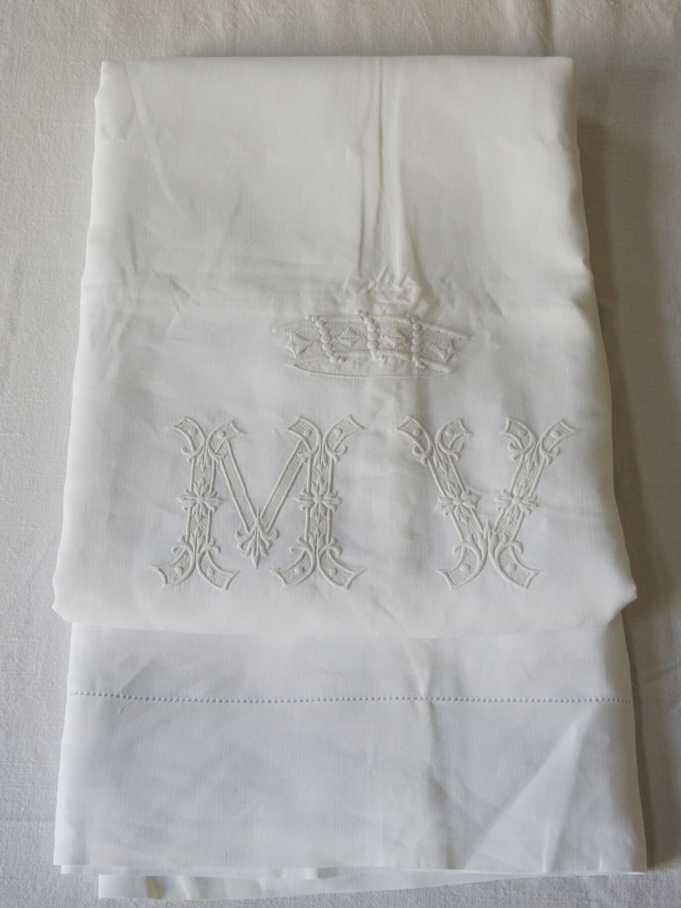 Null 在男爵的优惠券下有M.V.的非常大的纱布，280 x 380厘米。字母的高度为25厘米。