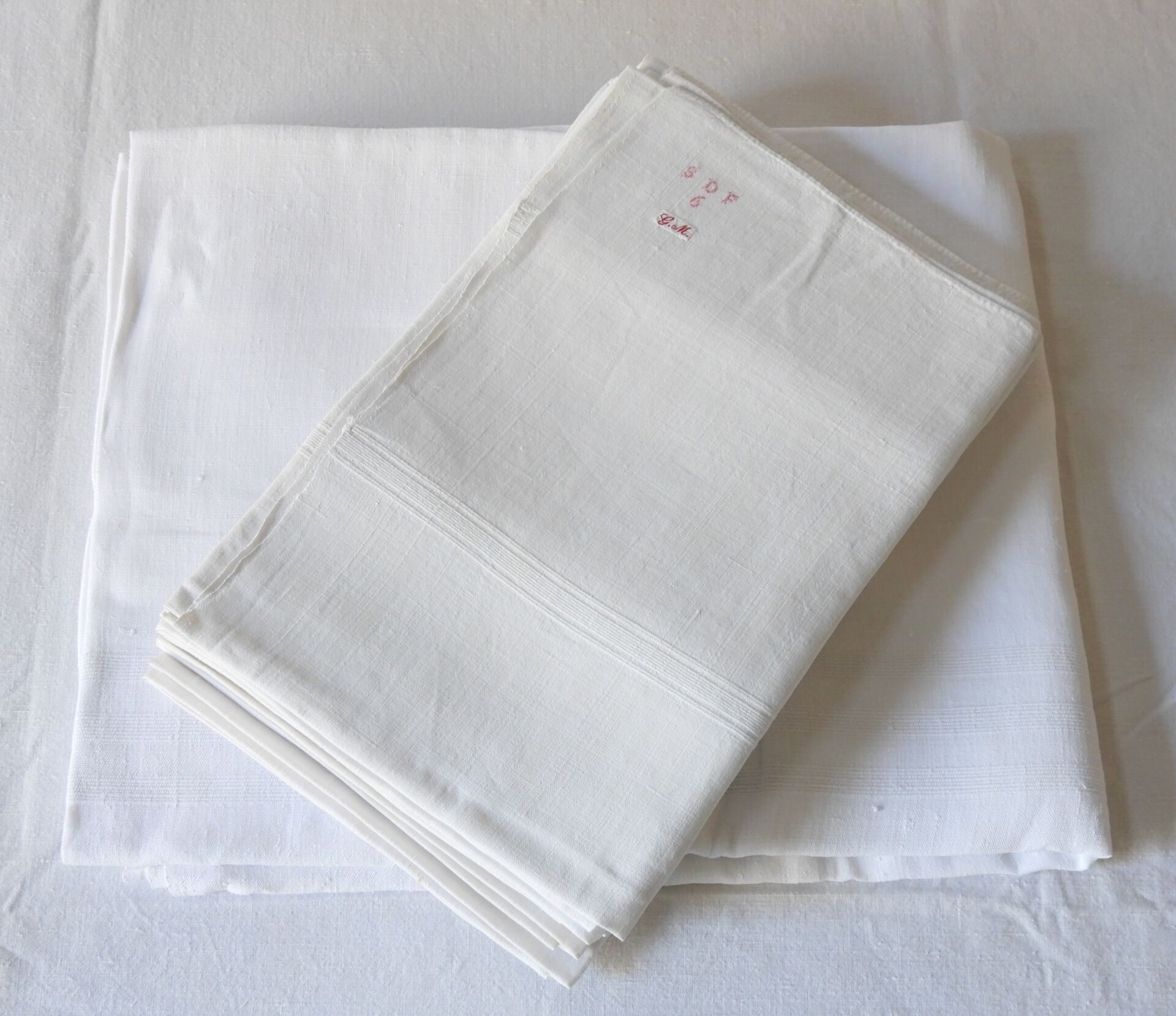 Null Linen set with a tablecloth 200 x 165 cm & ten towels.