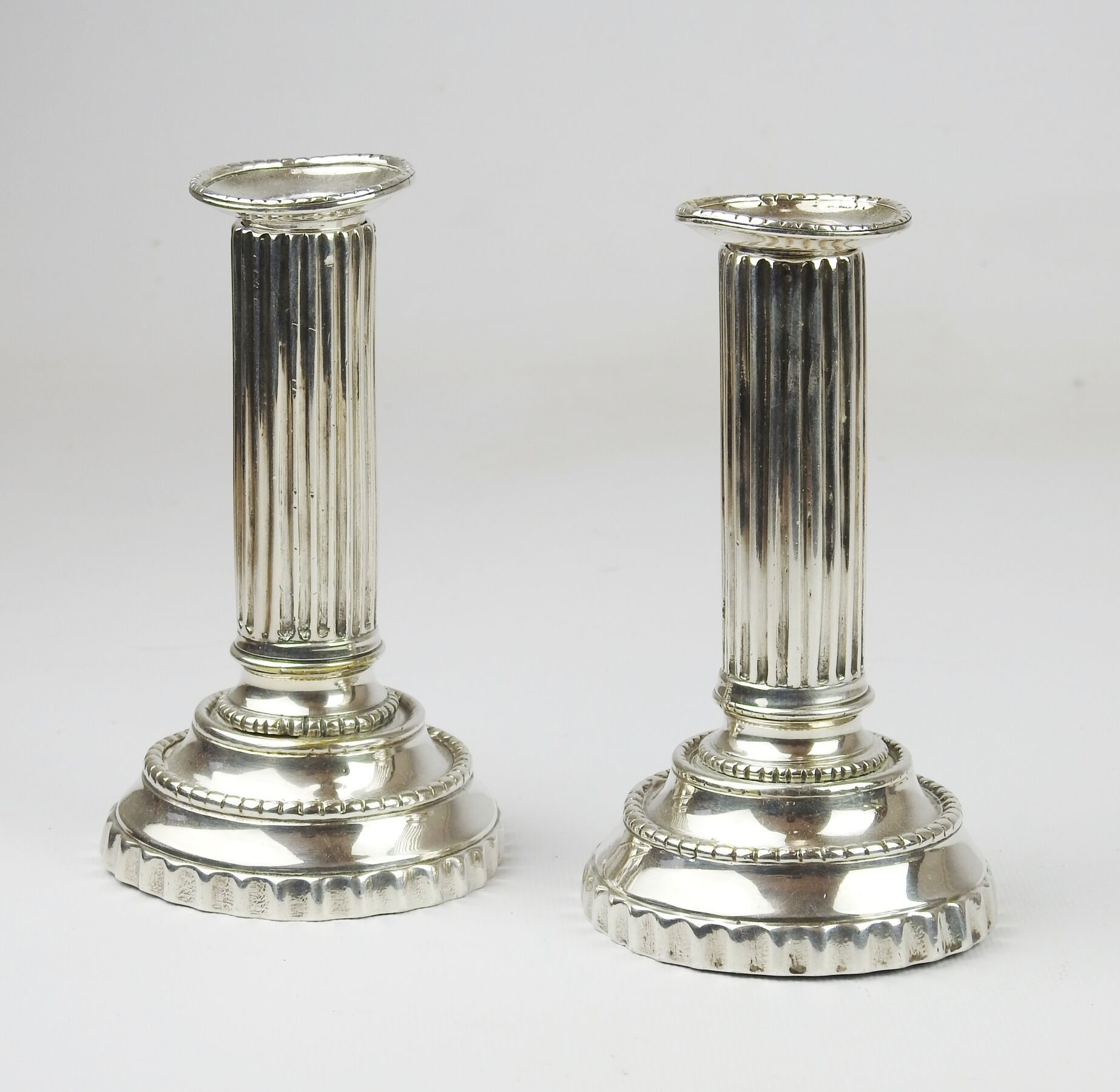 Null 一对镀银的青铜厕所烛台。珠子脚和灯芯。路易十六时期。高14,5厘米。