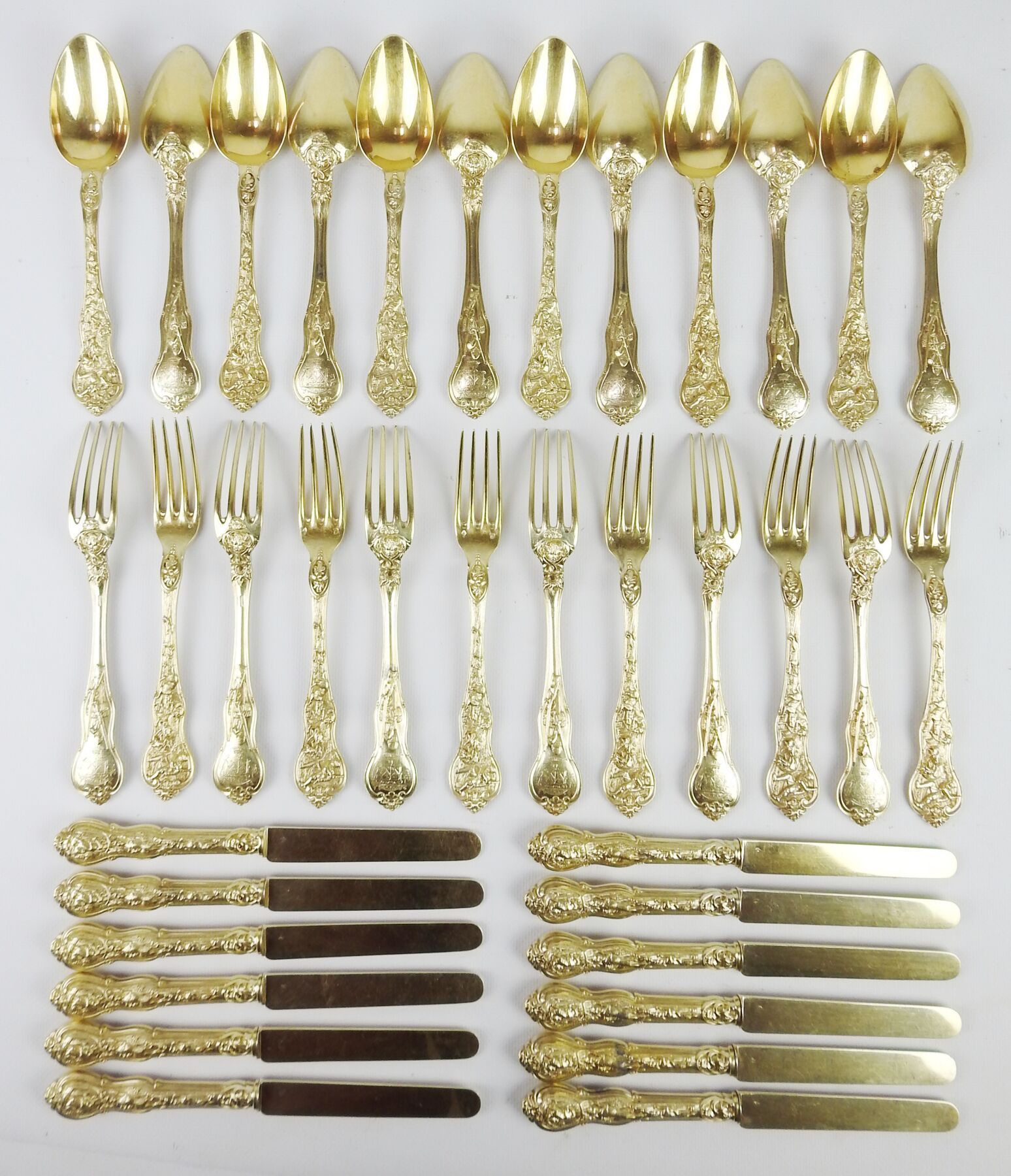Null Raro set da dessert in argento dorato con una ricca decorazione sul tema de&hellip;