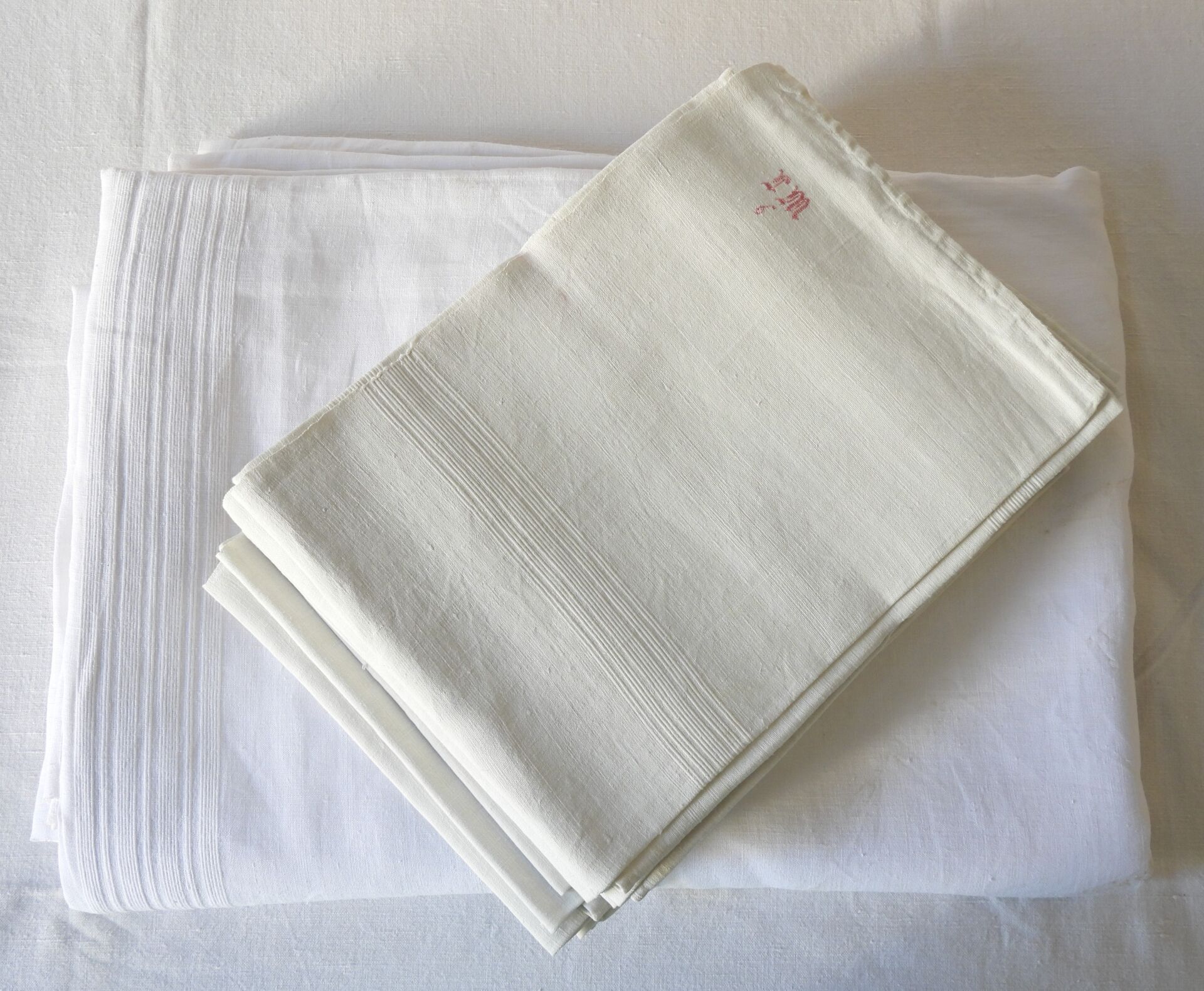 Null Linen set composed of a tablecloth 400 x 200 cm & twelve towels.