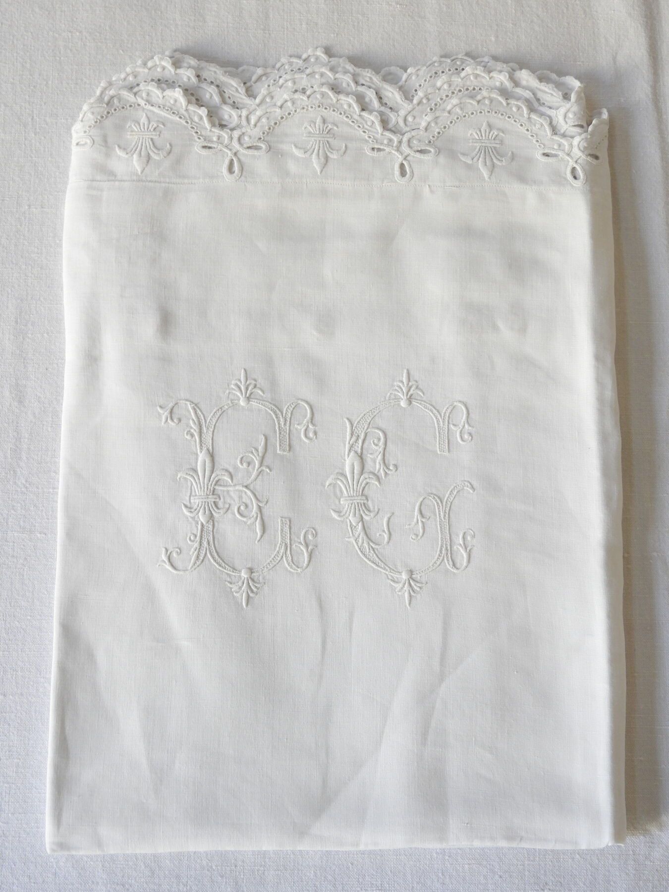 Null 一对带有Fleurs de Lys的E.C.图案的枕套，非常漂亮的边框，73 x 76厘米。