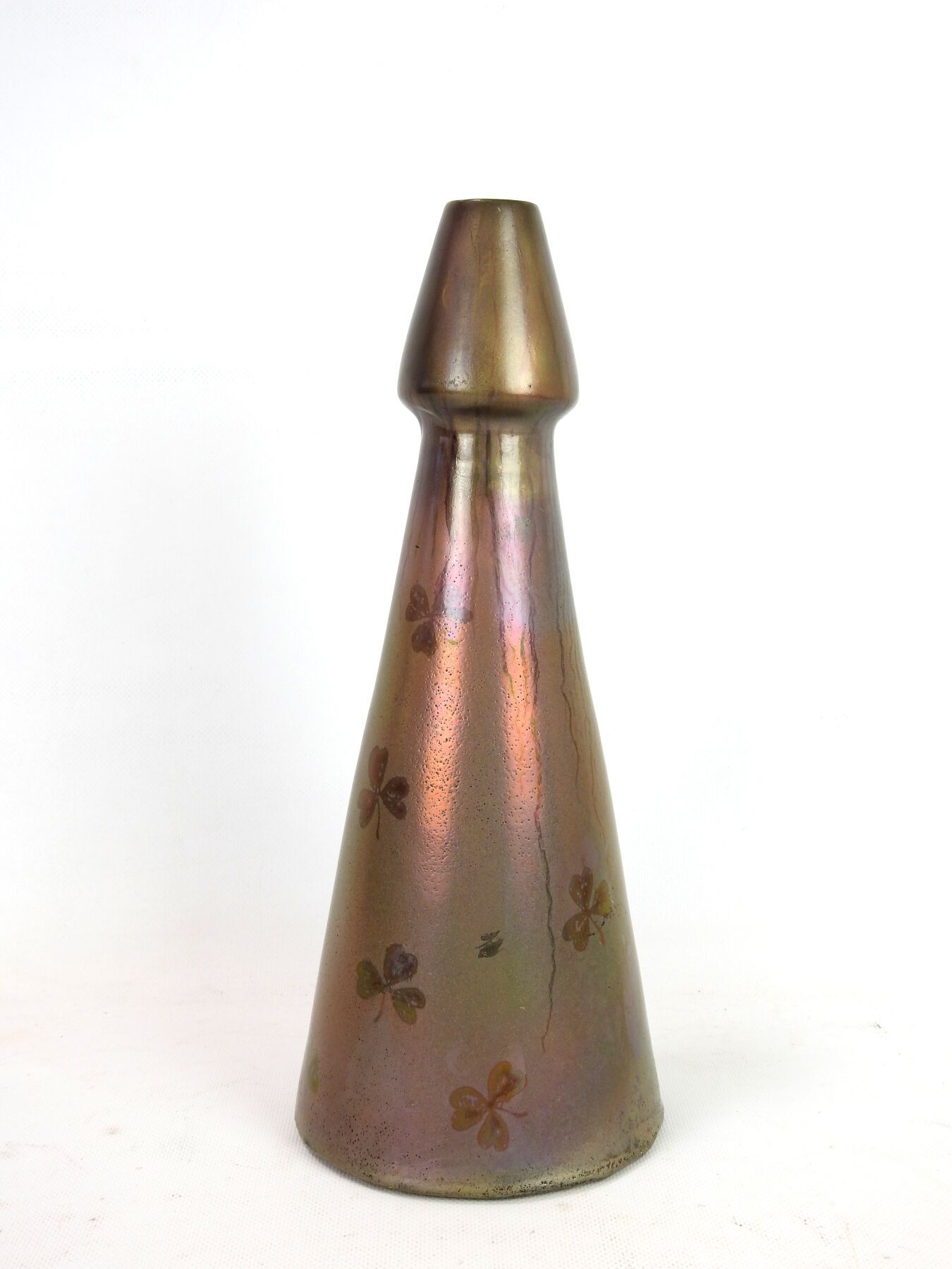 Null Jerome MASSIER（归属）。虹彩紫釉陶瓷花瓶，四叶草装饰。高：35厘米。颈部的釉面有轻微的缺失和缺口，壶身有小的欠缺。
