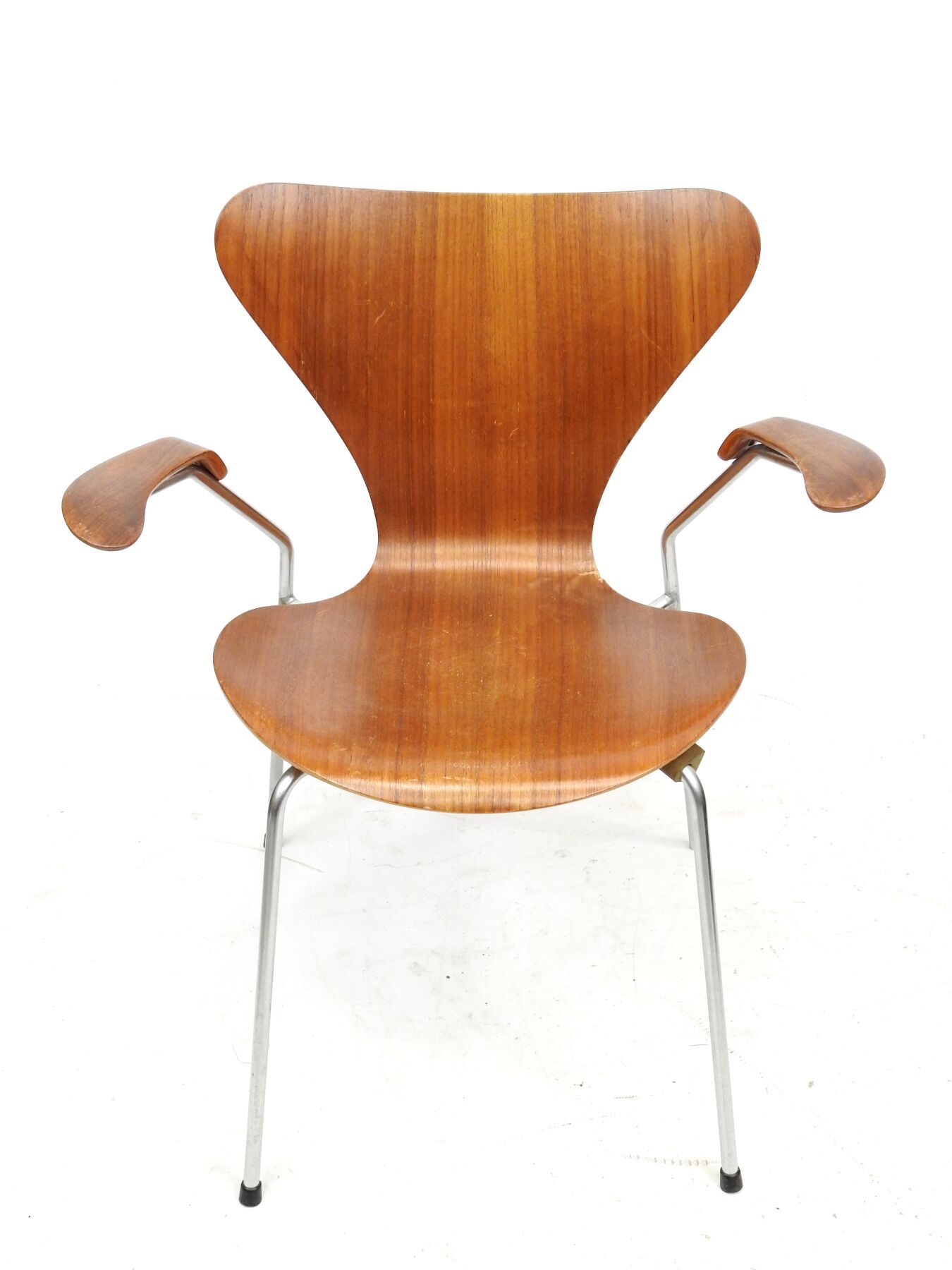 Null Arne JACOBSEN (1902-1971): 柚木和镀铬金属的办公椅系列7。高：73 - 宽：46 - 深：40厘米。在脚和座椅的交界处有小事&hellip;