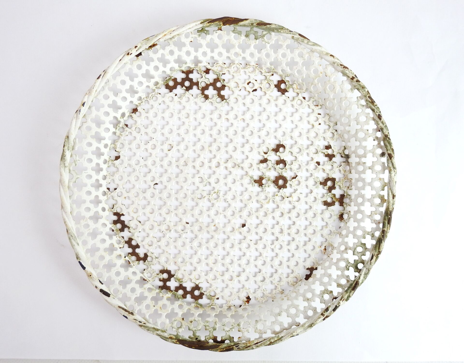 Null 马蒂厄-马蒂戈（1910-2001）:白色漆面冲孔金属板圆形托盘，扭曲的边缘。直径25.5厘米。氧化和白色油漆缺失。