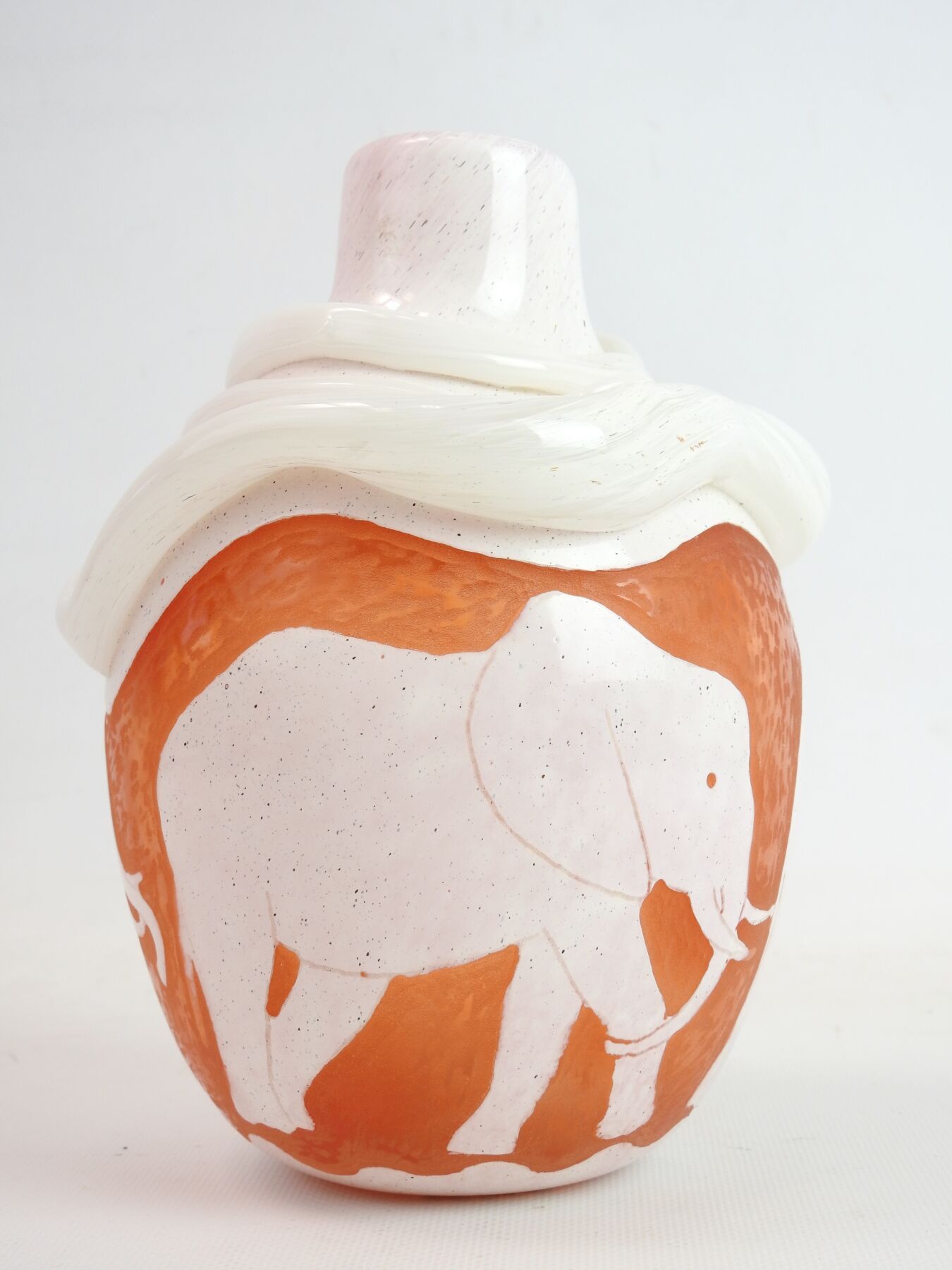 Null Vase mit Elefanten aus mehrschichtigem Glas mit graviertem Drehdekor mit El&hellip;