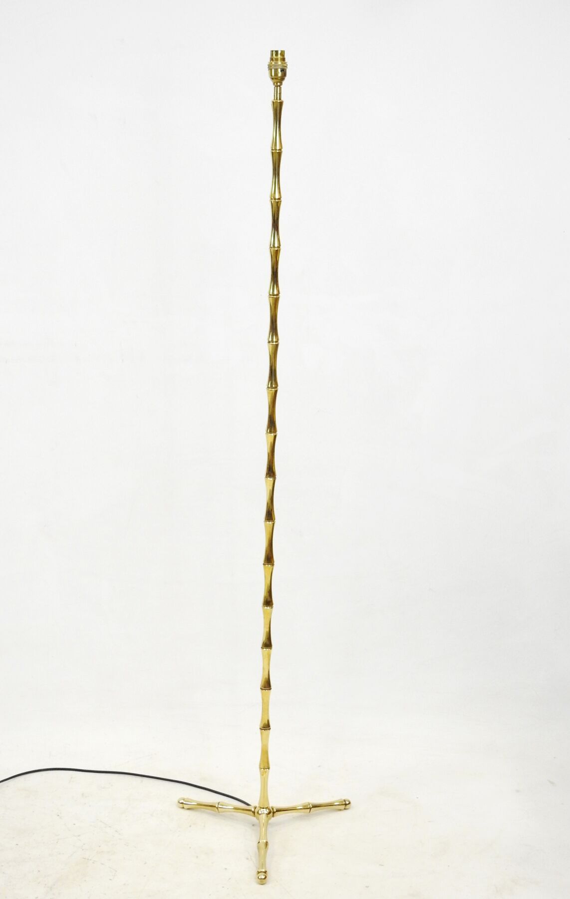 Null BAGUES的房子（归属）。

鎏金青铜落地灯，有竹子的图案，圆柱形的轴放在一个三脚架的底座上。

高：139厘米