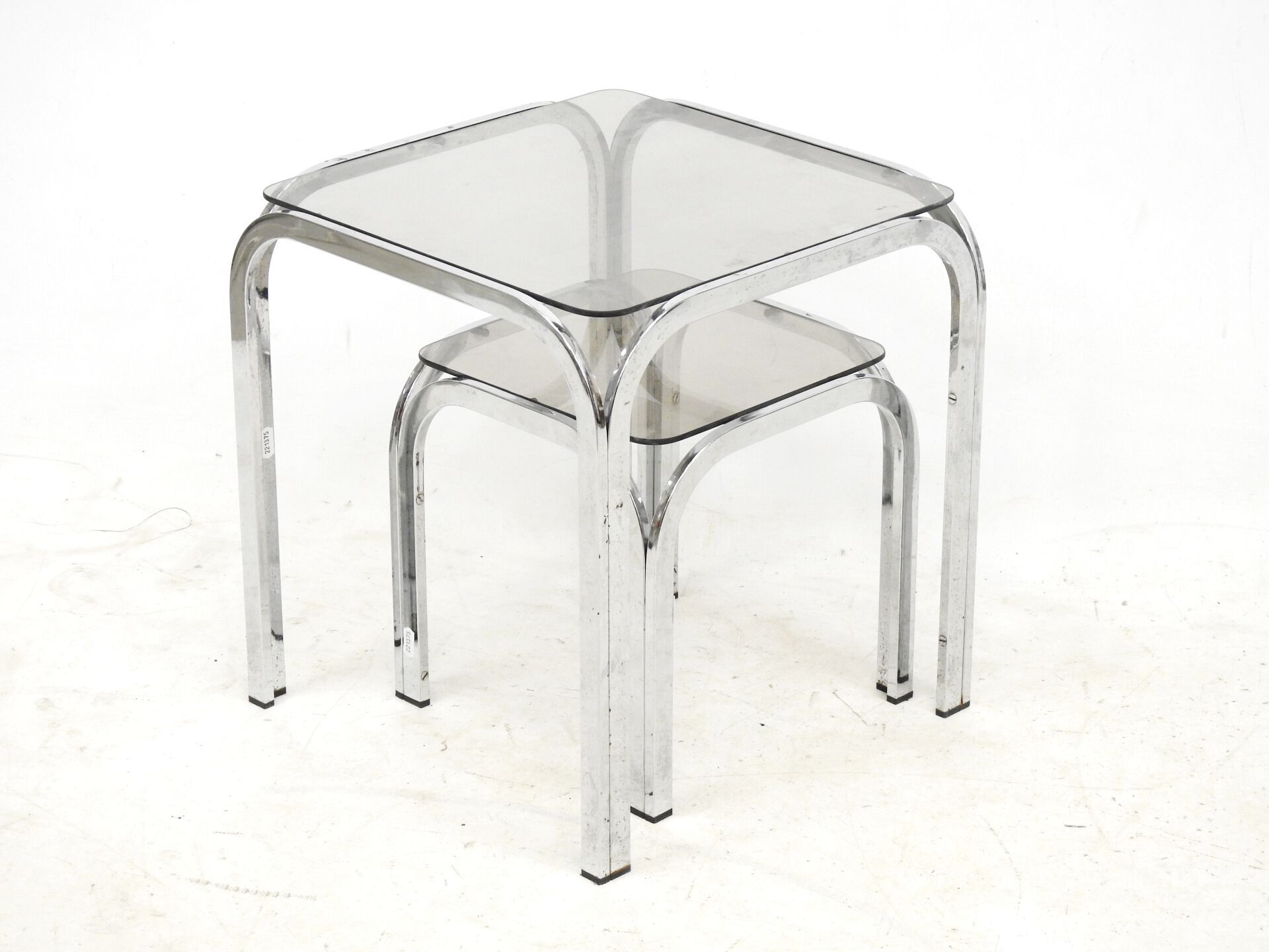 Null DEUX TABLES GIGOGNES en métal chromé et verre fumé. 42 x 40 x 40 cm