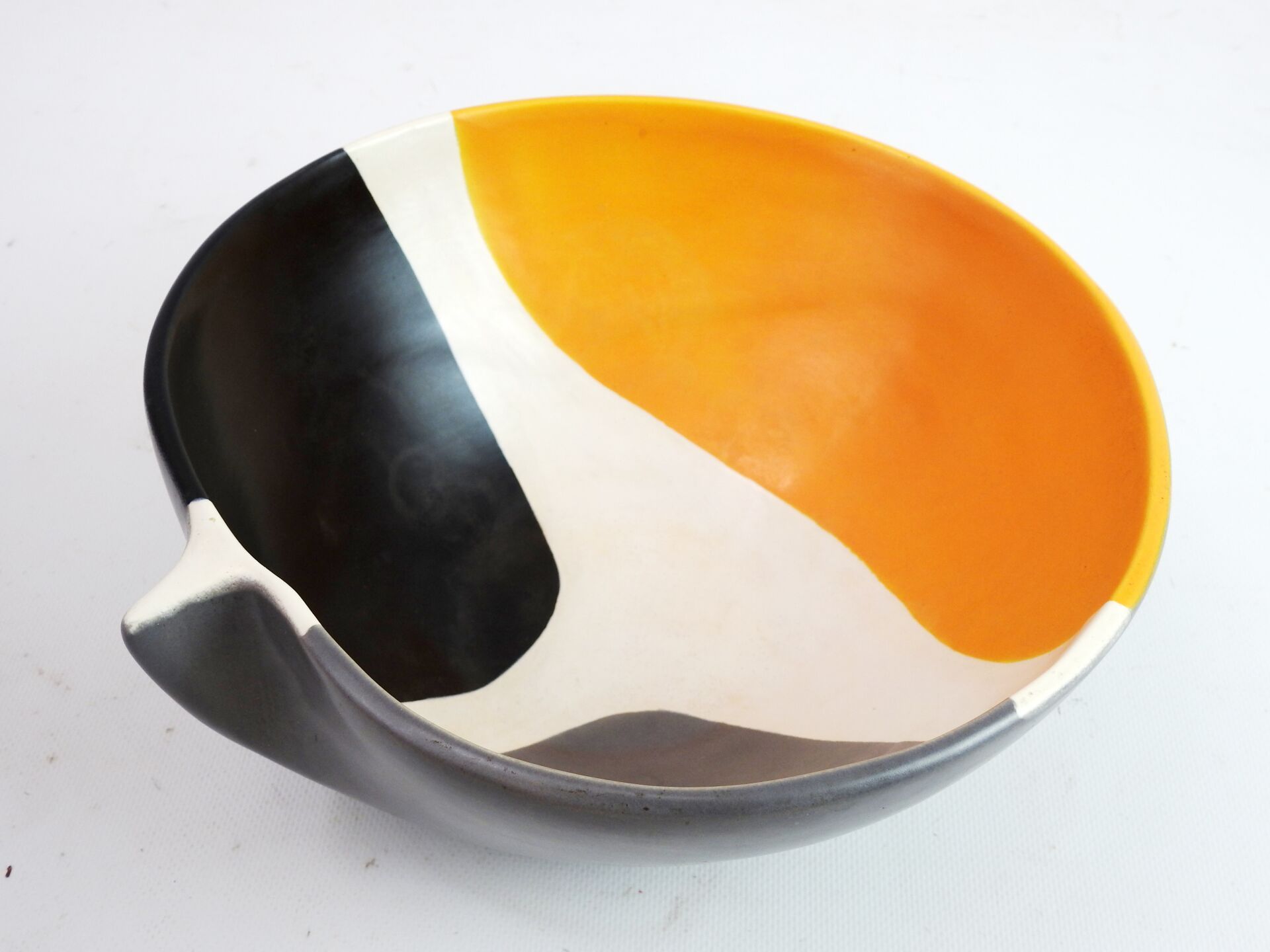 Null Mado JOLAIN (1921 - 2020): 重要的 "捏 "碗，橙、白、黑三色陶器，底座下有单字。黑色部分有小的颜色缺陷。高：10 - 直径&hellip;