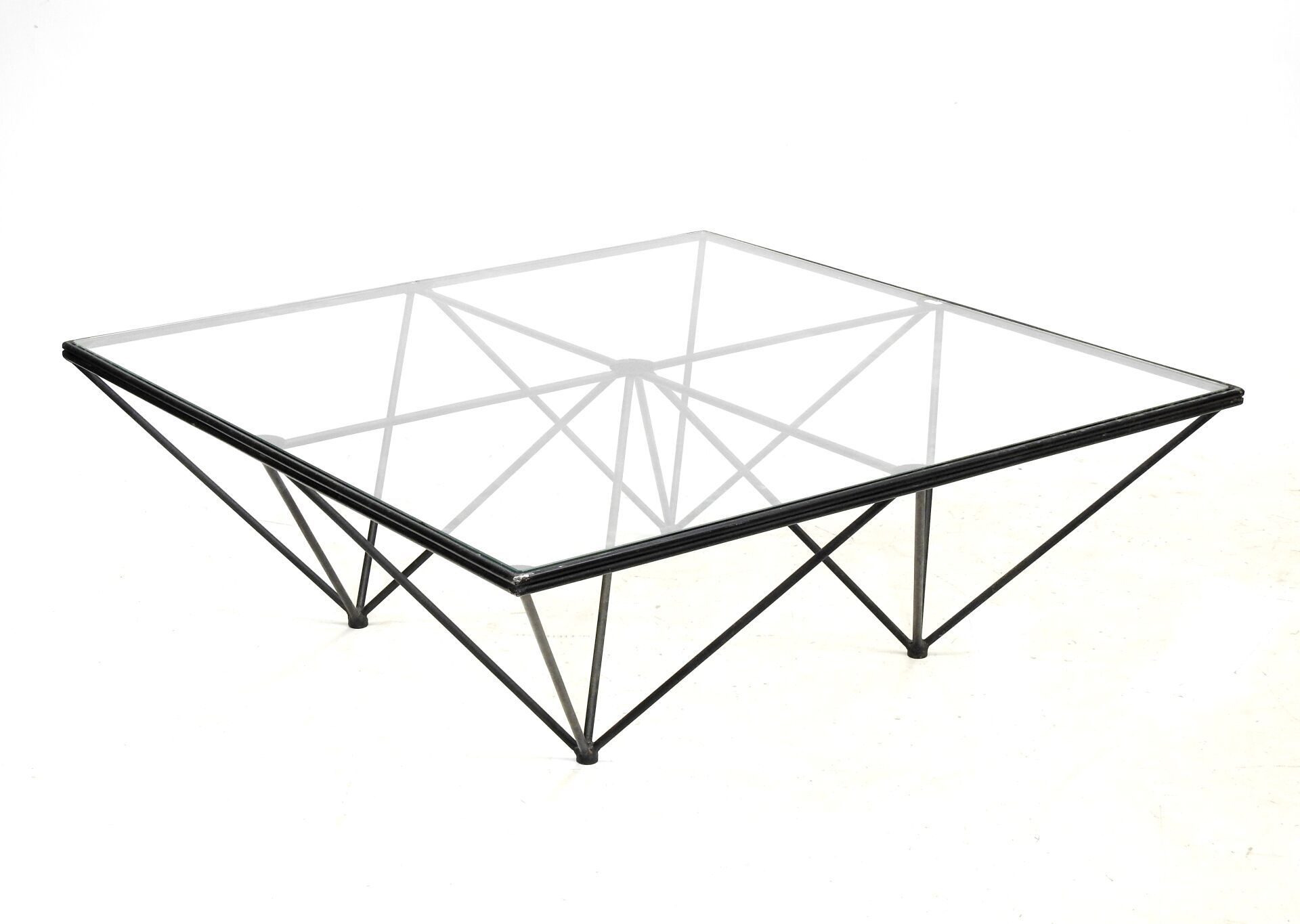 Null 保罗-皮瓦（1950-2017）的风格。咖啡桌，黑色漆面铁杆结构，置于四条腿上，方形玻璃板。1980年。高：35 - 宽：100 - 深：100厘米（&hellip;