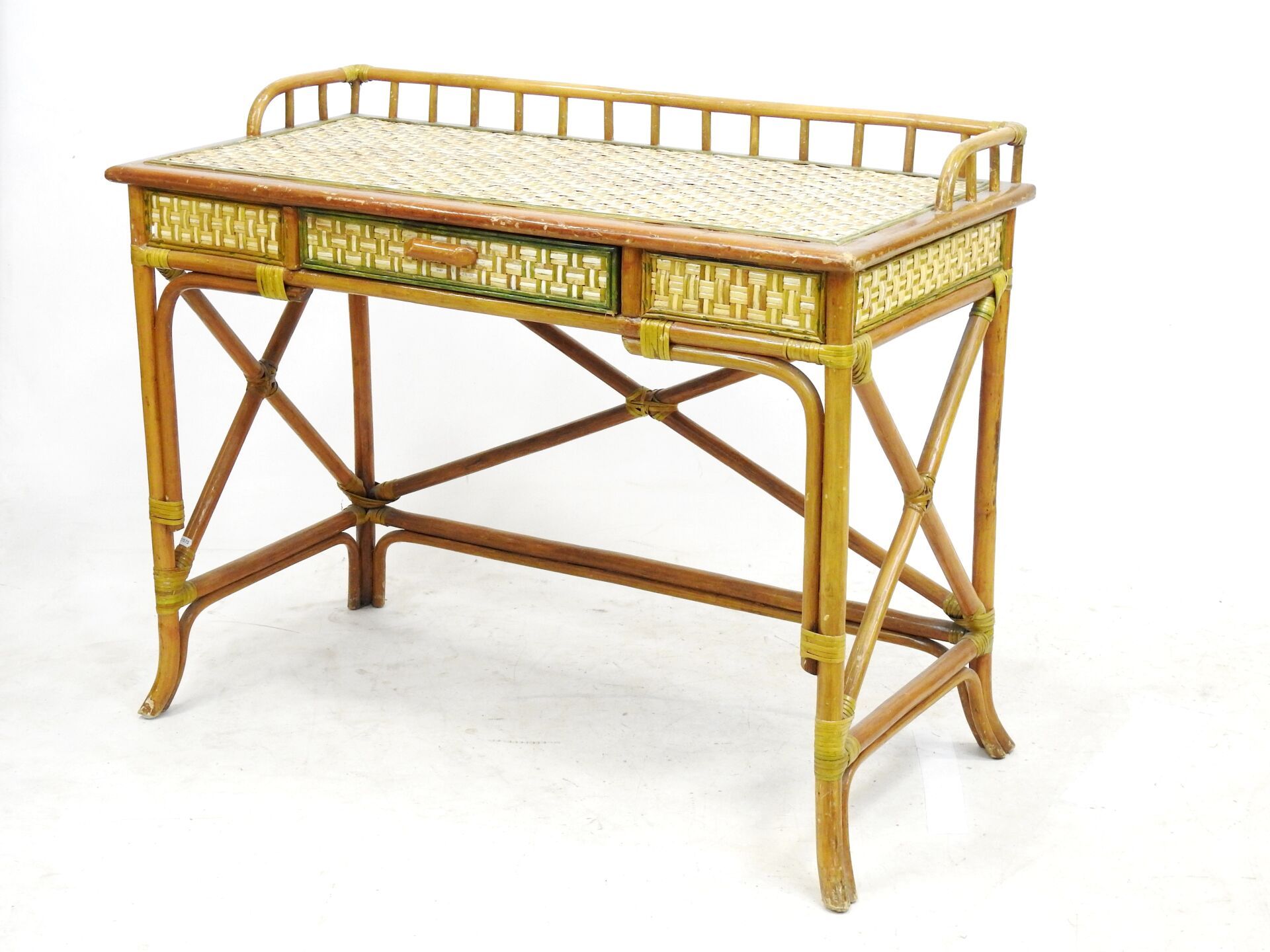 Null GRADIN办公桌，竹子和藤条编织的结构，有绿色和白色的亮点，在腰部有一个抽屉。约1900年。高80 - 宽105 - 深50厘米（磨损）。