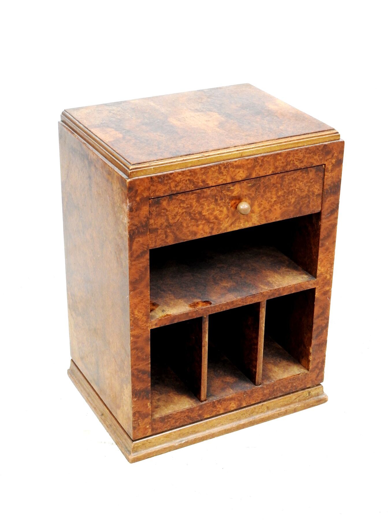 Null Una PECHA de madera de fresno que se abre a un cajón y presenta nichos. Per&hellip;