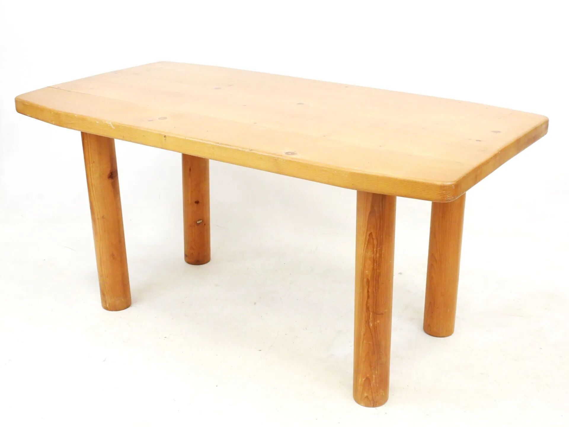 Null 
松木餐桌，四条圆腿。73 x 150 x 79厘米（磨损，小凹痕，顶部有划痕）。