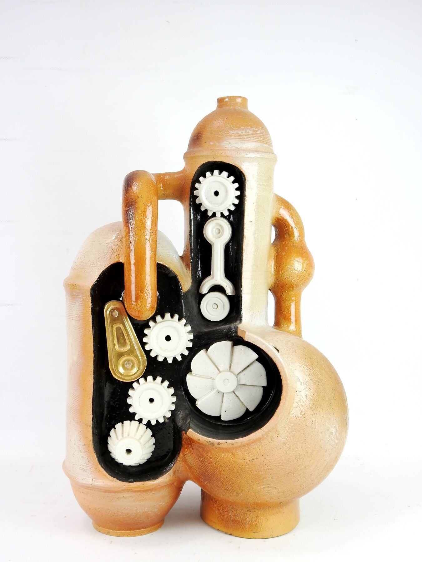 Null 让-德瓦尔（1925-2010）：引擎。卓越的橙棕色，黑色和白色釉面的陶瓷组。有签名和日期的是1992年。高：70 - 宽：40 - 深：30厘米。