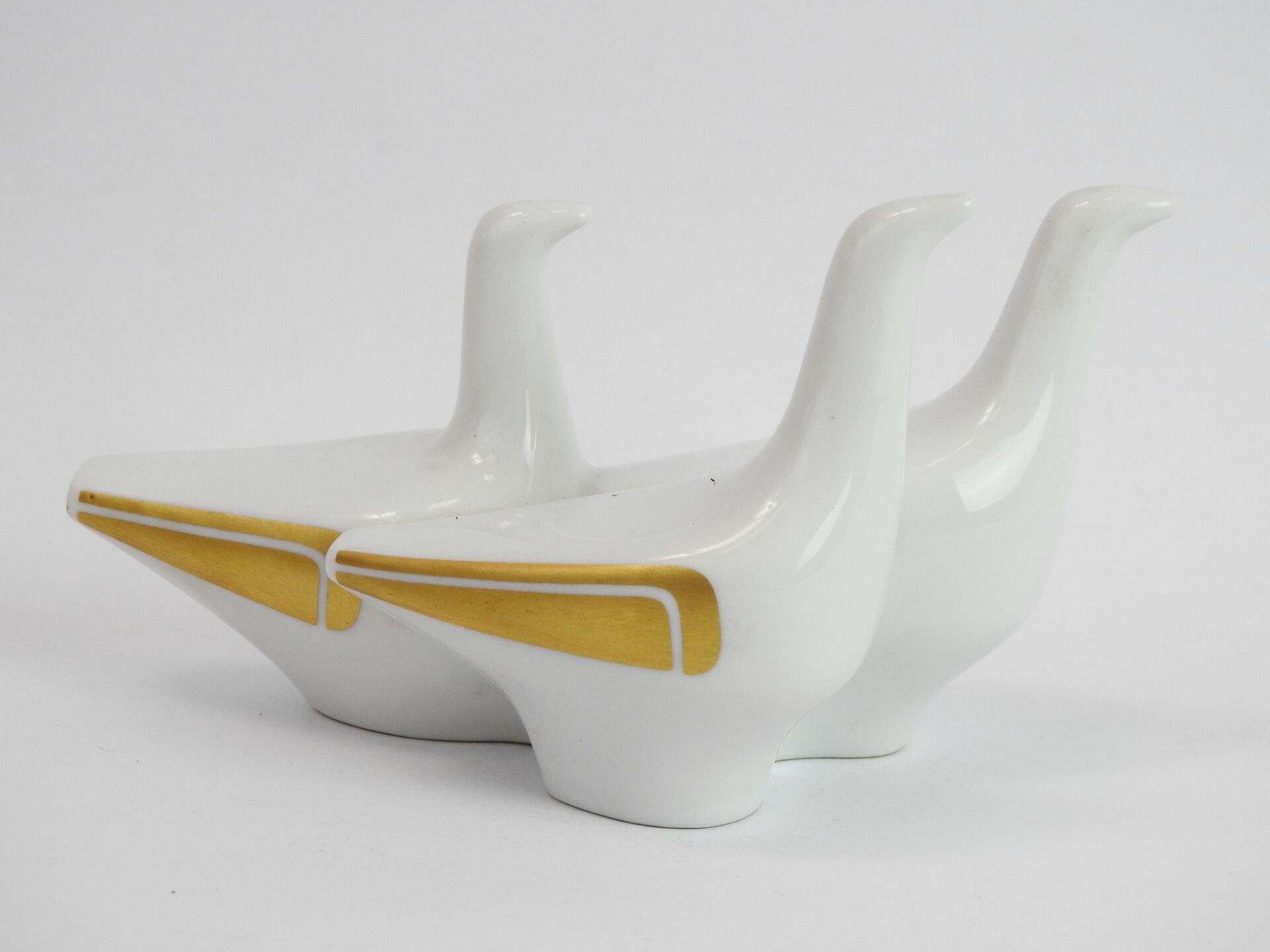Null BING & GRONDAHL: 三只高度风格化的鸭子，瓷器上有金色亮点。Agnethe Jorgensen在1970年左右制作的模型。出版商的印章。&hellip;