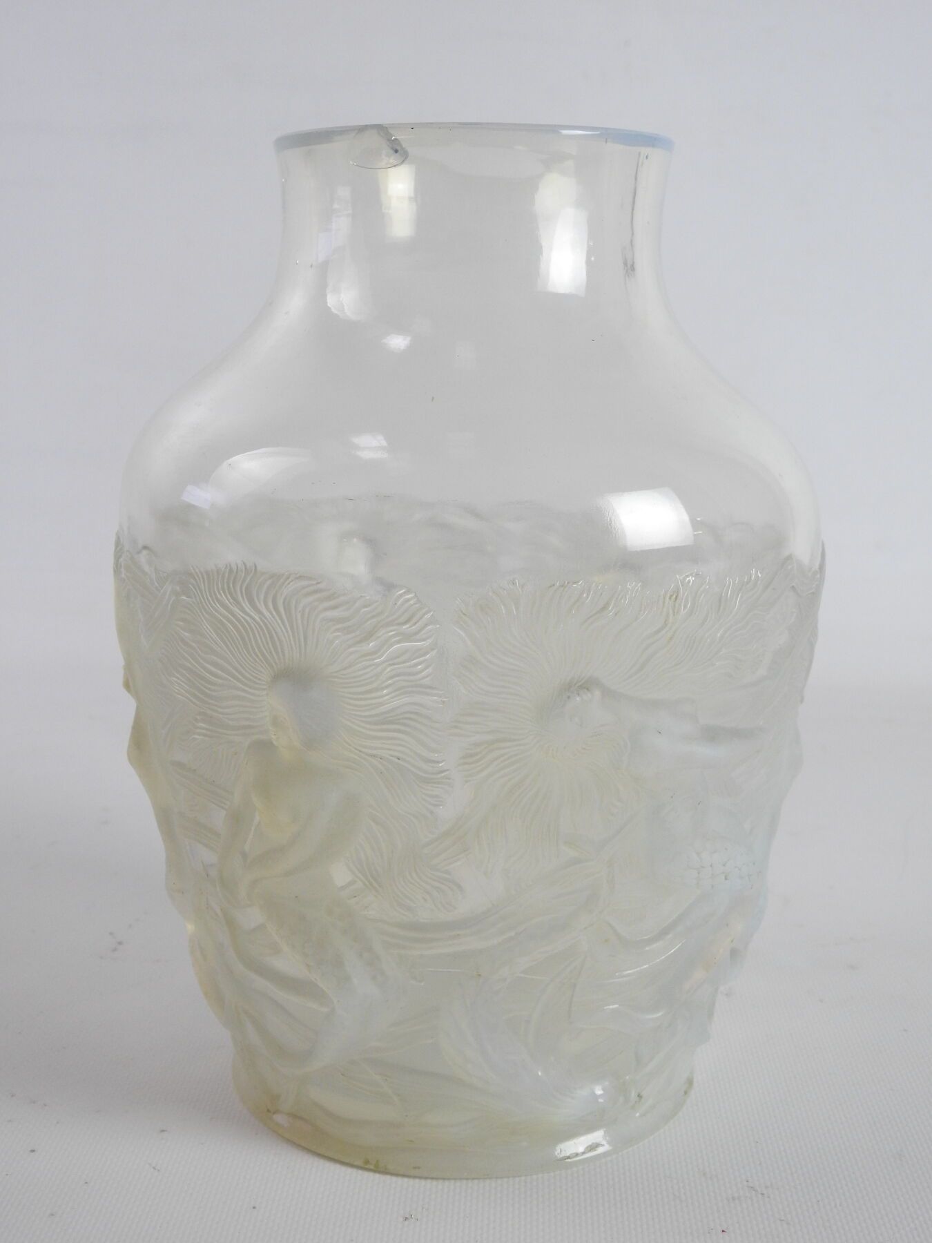 Null 法国VERLYS公司：乳白色的玻璃花瓶，有美人鱼和三叶草的浮雕装饰。高度：25厘米（筹码）