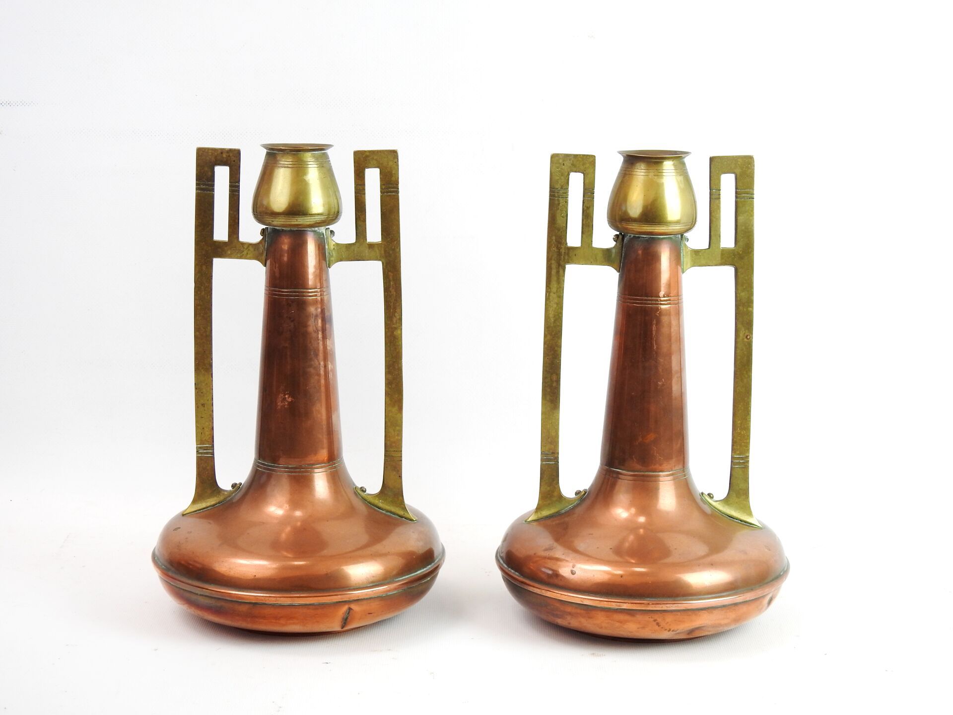 Null Gustave SERRURIER-BOVY (1858-1910): Paire de vases à anses en cuivre et lai&hellip;