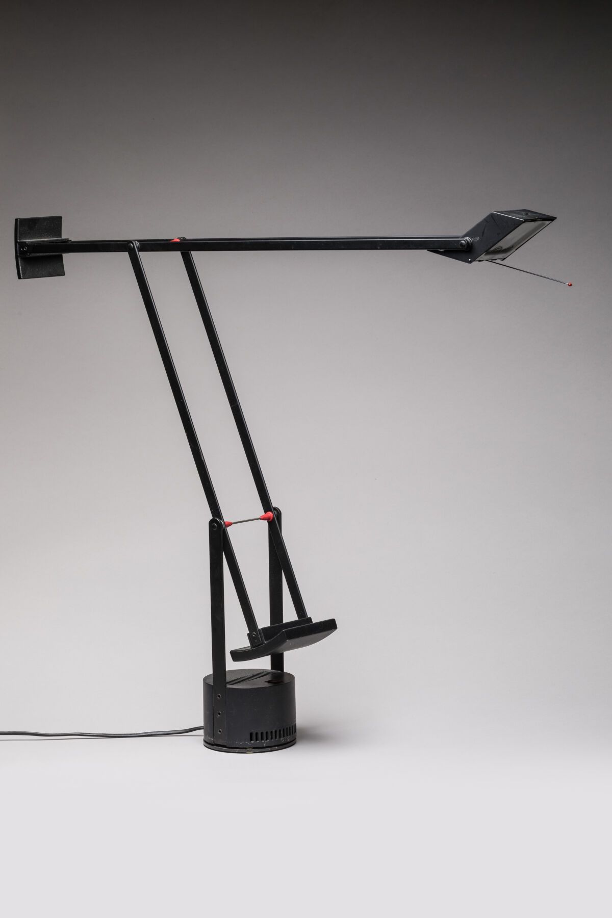 Null Richard SAPPER (né en 1932) : Lampe de bureau modèle Tizio en aluminium laq&hellip;