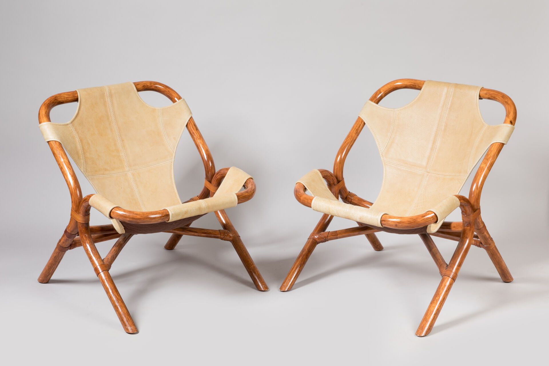 Null Rohe NOORDWOLDE 出版商：竹制客厅家具，象牙色皮革装饰，包括一个沙发和两个扶手椅。1970's.扶手椅尺寸：高：76 - 宽：68 - &hellip;