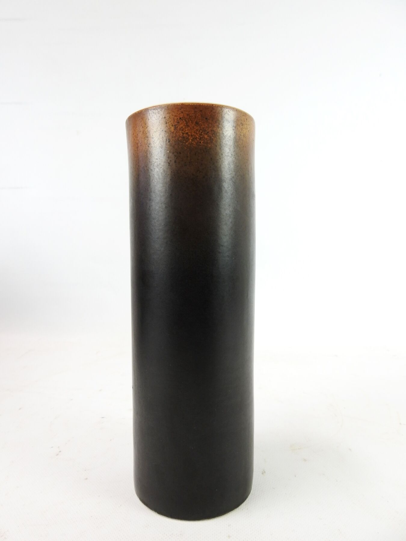Null VIREBENT: Vase rouleau en porcelaine émaillée noir nuancé. H: 29.7 cm