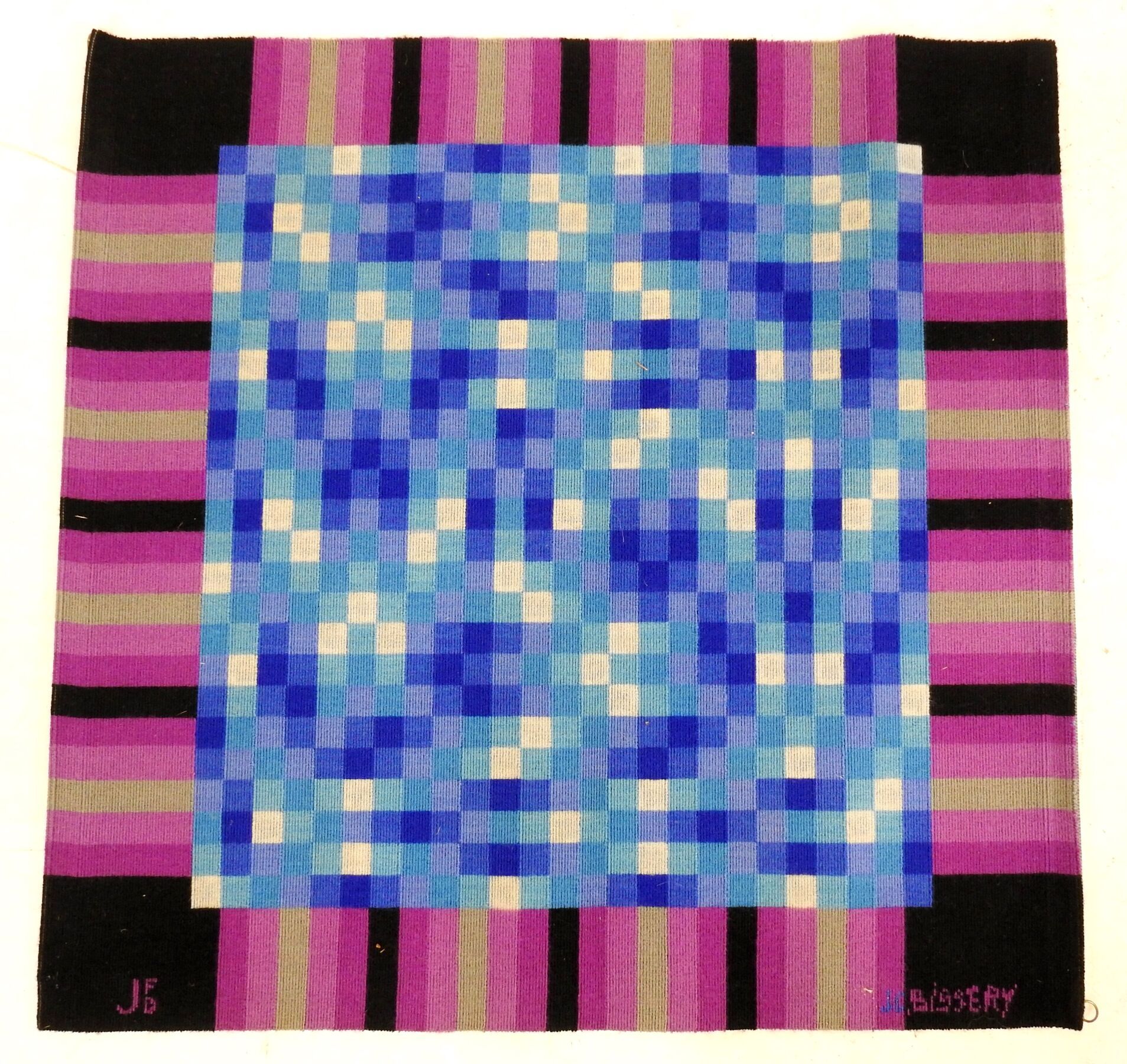 Null Jean-Claude BISSERY (20岁)。多色羊毛的现代主义挂毯，装饰有深浅不一的蓝色和白色的棋盘，边框为紫色棋盘。右下方有签名。由JFD工&hellip;