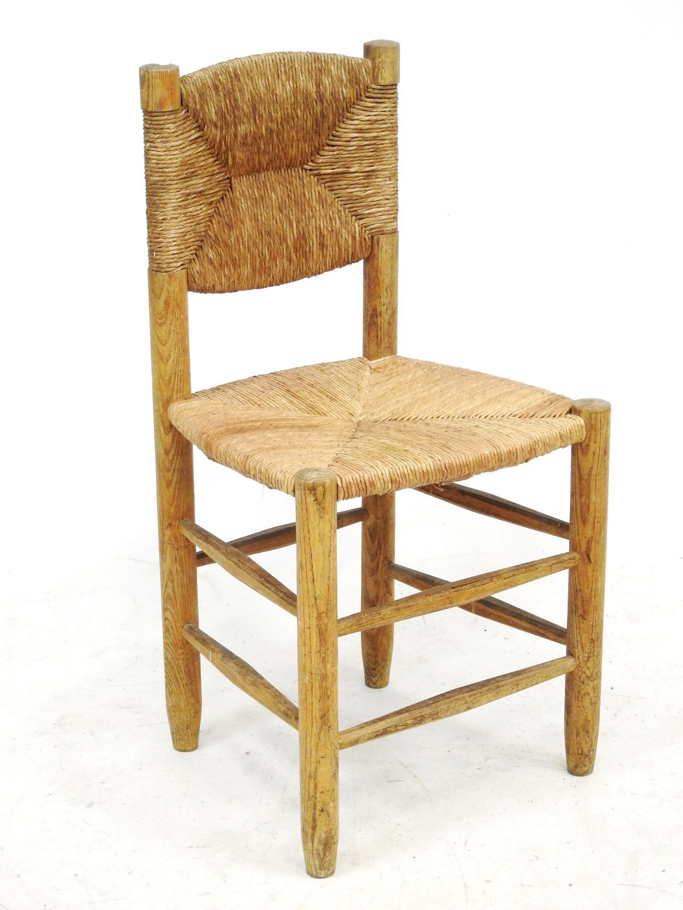 Null 夏洛特-佩里安（1903-1999）：白蜡和稻草制成的直背椅。1939年设计的模型。50年代的版本。高：82 - 宽：42.5 - 深：40.5厘米。&hellip;