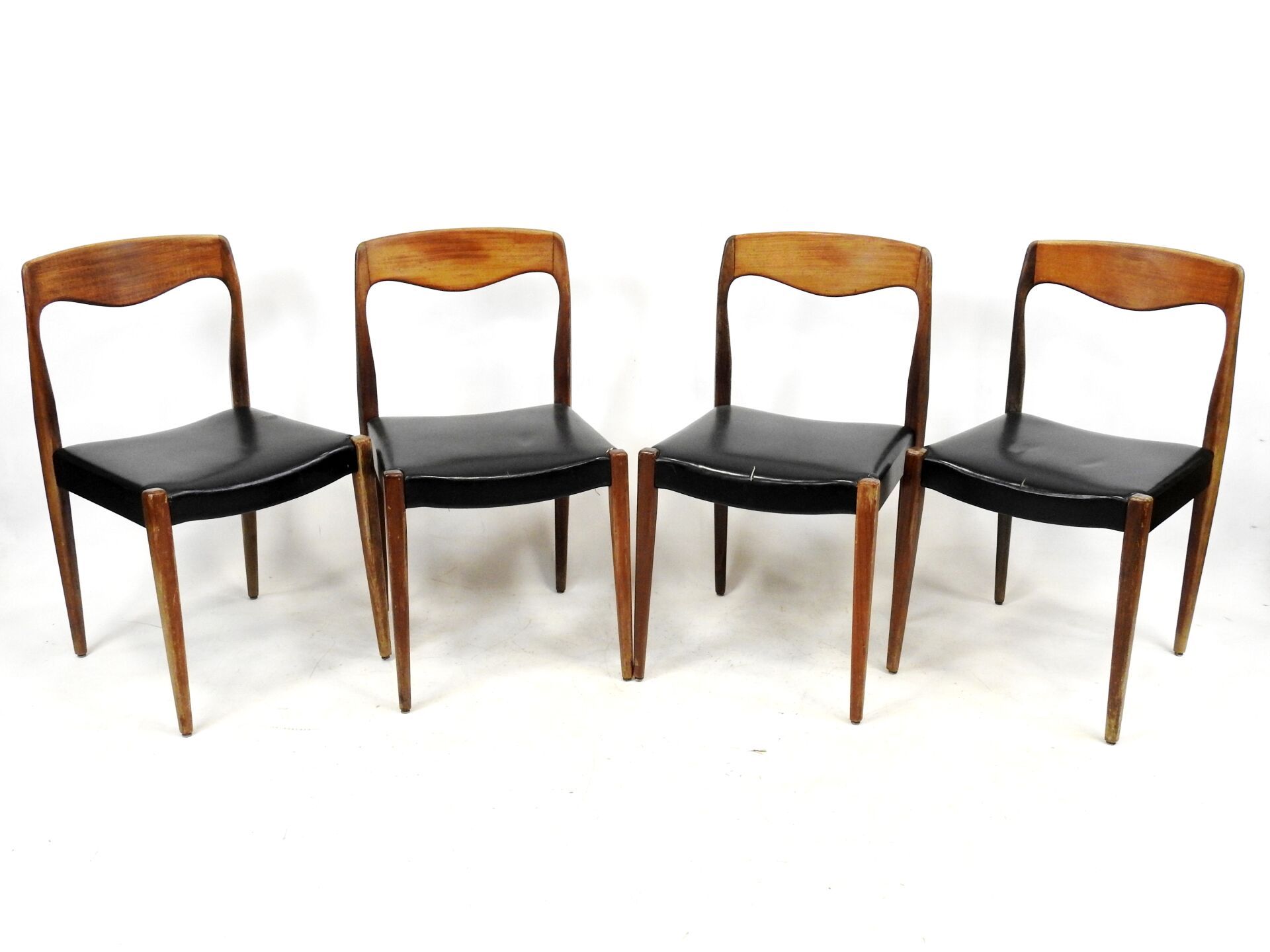 Null Niels Otto MOLLER (1920-1982) : Quatre chaises en bois et skai noir. 82 x 4&hellip;