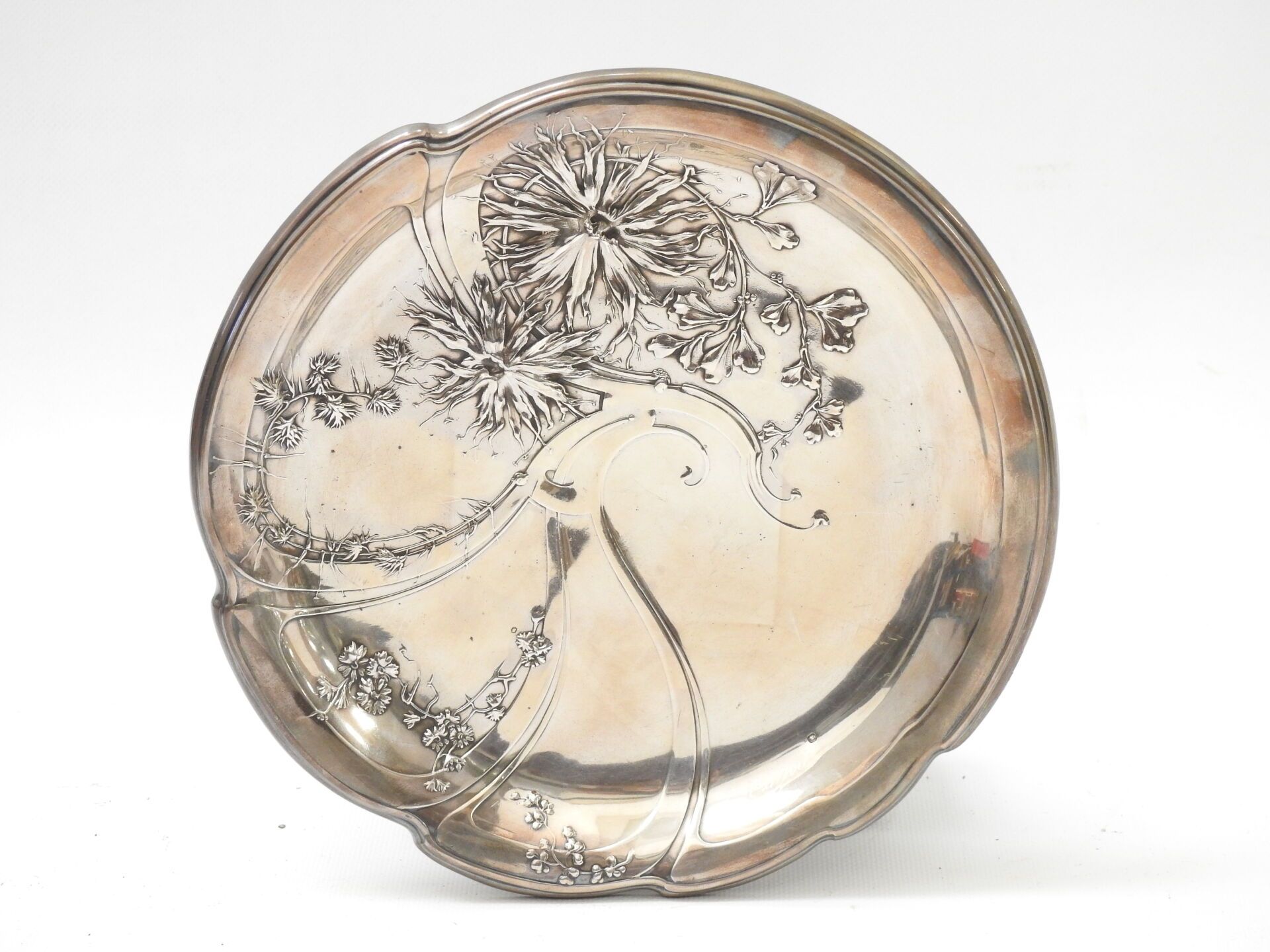 Null 欧仁-库普里（1839-1918）:圆形银碗，底部有蓟草的自然主义浮雕装饰。Minerve的标志。重量：432克。直径：23.5厘米。

奥赛博物馆保&hellip;