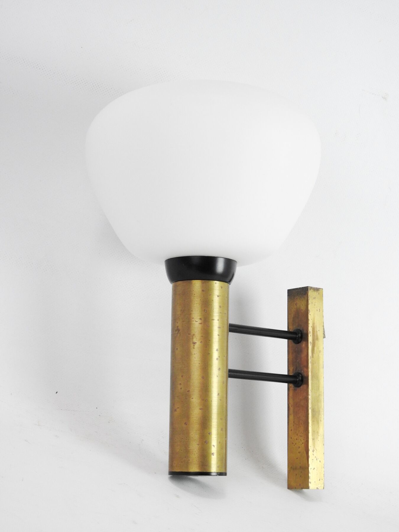 Null STILLNOVO (attribuito a): importante lampada da parete in opalina, ottone e&hellip;