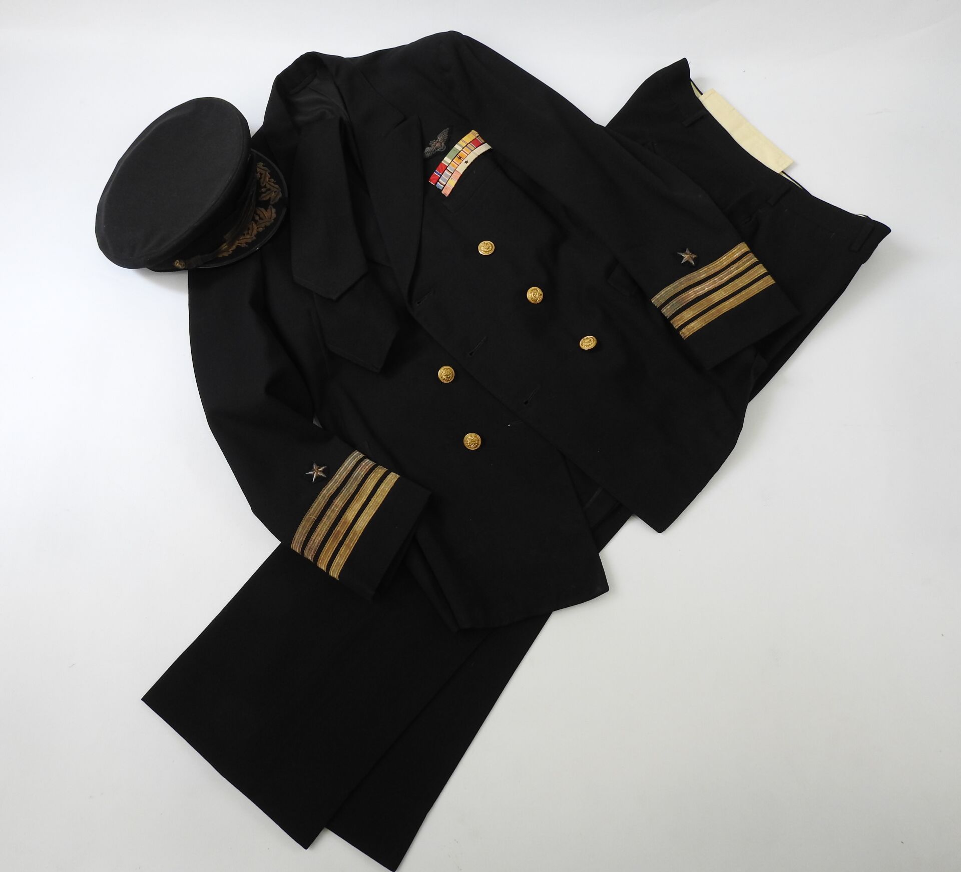 Null 美国。制服。完整的海军上尉制服，包括带有金属徽章和刺绣面罩的深蓝色布帽，Hilborn-Hamburger，纽约，带有刺绣海军航空徽章的外衣，缎带条，&hellip;