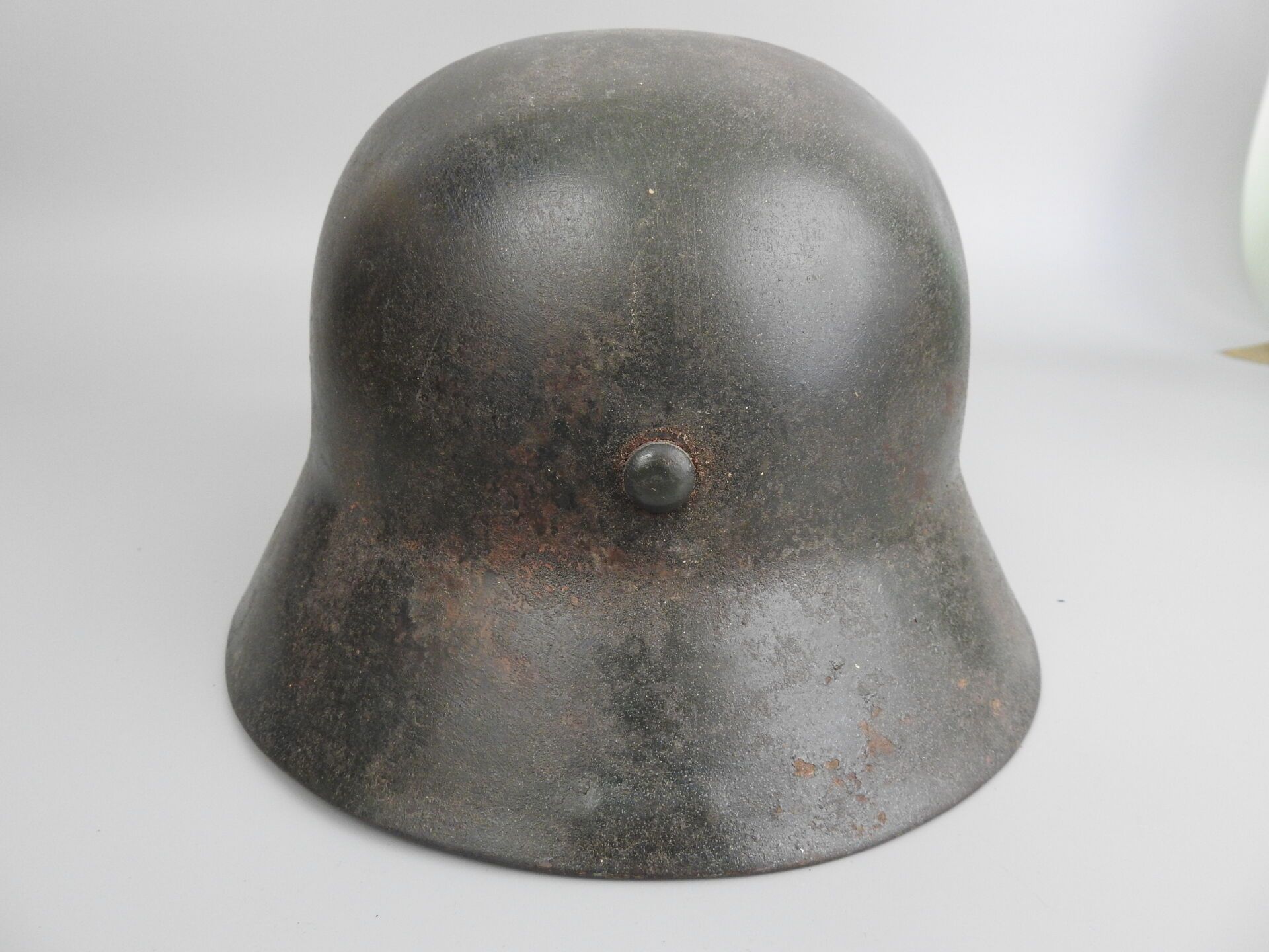 Null DEUTSCHLAND. Feldgrau lackierter Stahlhelm M42, auf der Vorderseite ein rot&hellip;