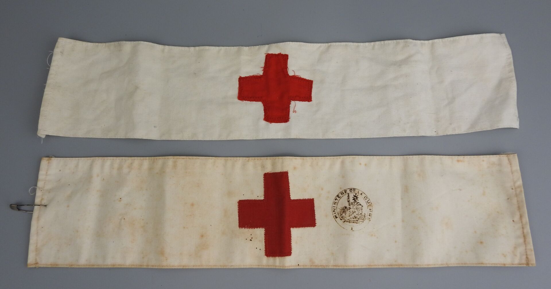 Null FRANKREICH. Reguläre Armbinde des Roten Kreuzes mit Stempel des Kriegsminis&hellip;