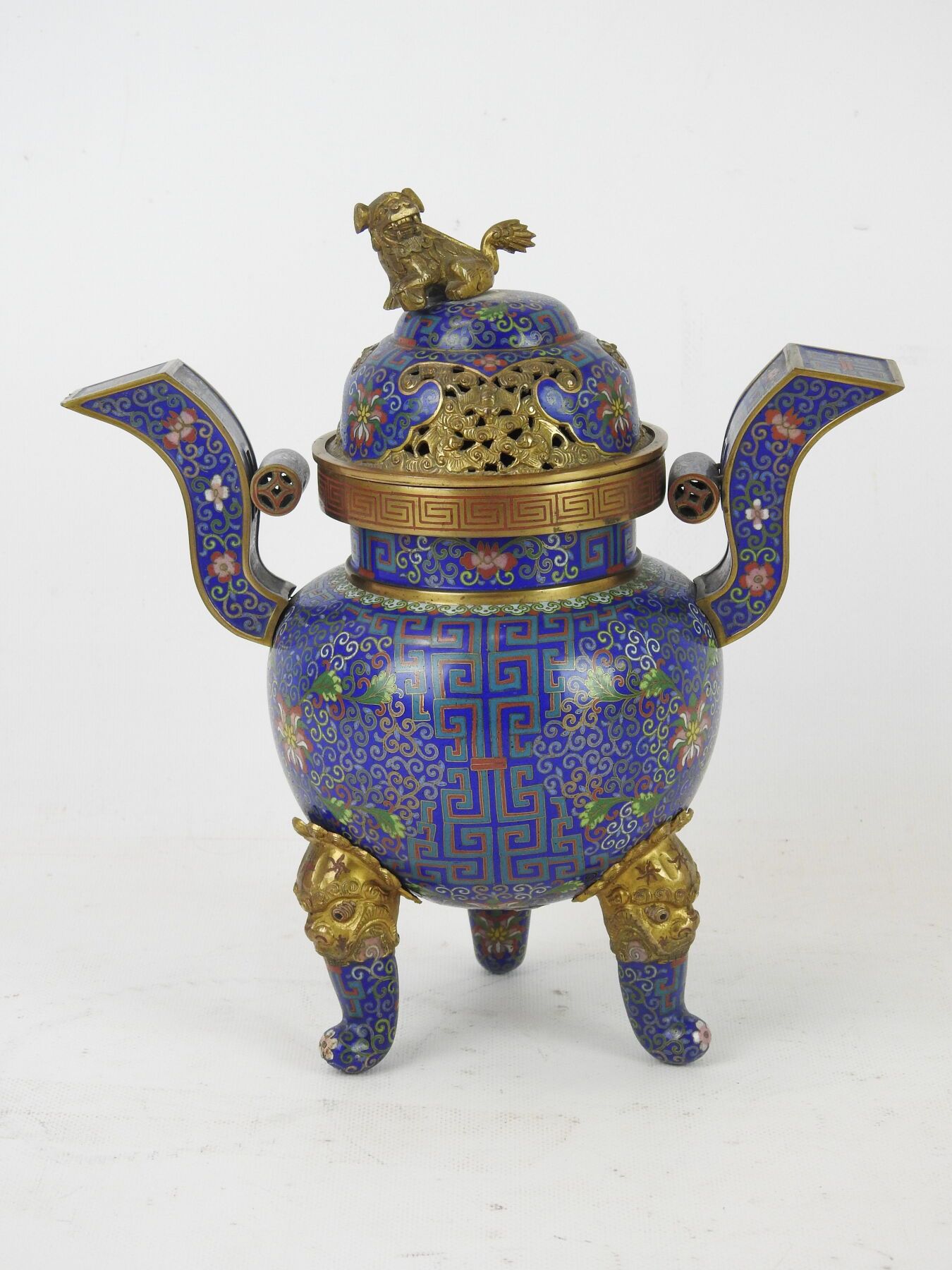 Null 
中国：三足鼎立的香水炉，有两个景泰蓝把手，饰有莲花，蓝底和鎏金铜，盖子上有一只能动的狗。 




20世纪初。 




H.30 - 长：25.&hellip;