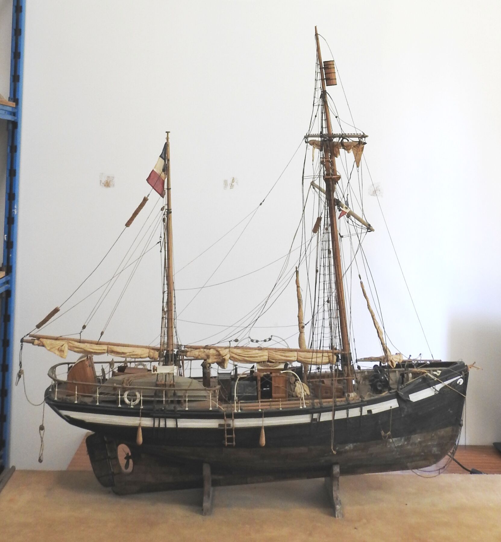 Null MAQUETTE en bois et métal du Ketch " La curieuse ", navire de l'expédition &hellip;
