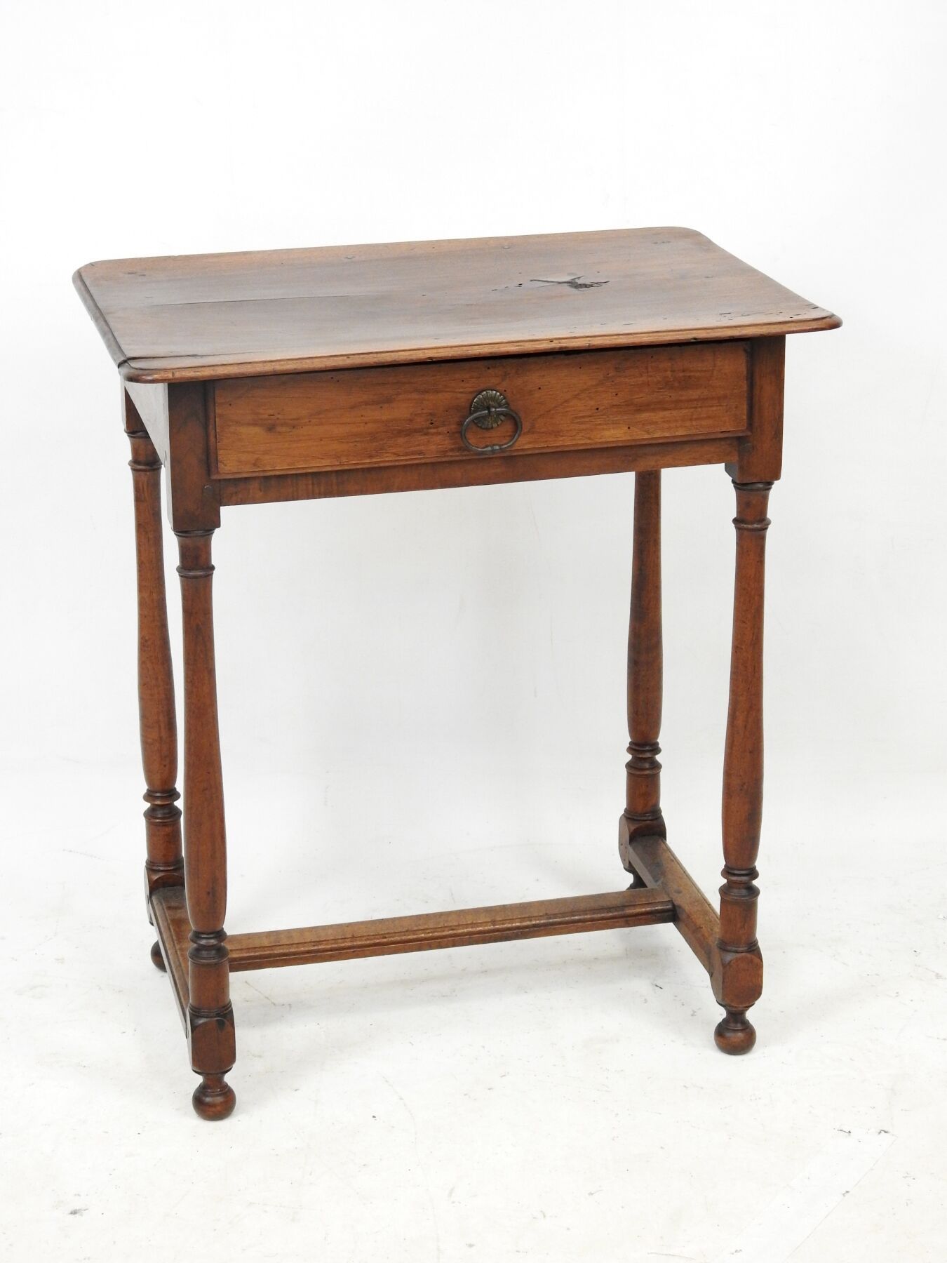 Null 写字桌，被称为Chartreux桌，胡桃木材质，腰部有一个抽屉，靠在由H形支架连接的四个柱状腿上。17世纪。高68 x 宽60 x 深41.5厘米。磨&hellip;
