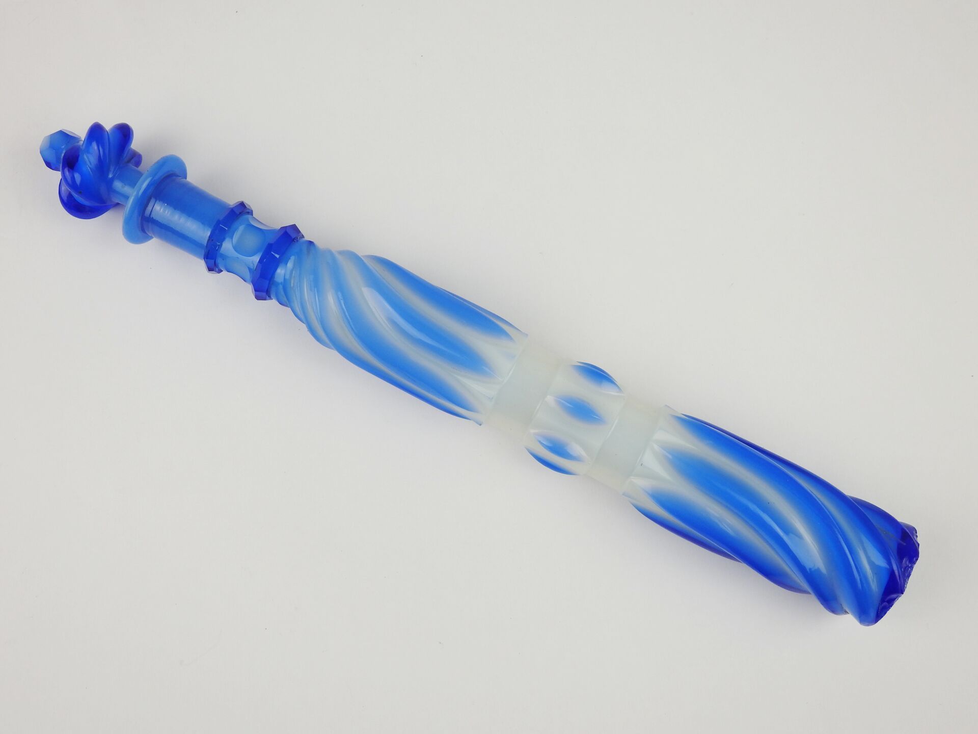 Null Frasco "tubo" de cristal blanco superpuesto forrado de opalina azul. Siglo &hellip;