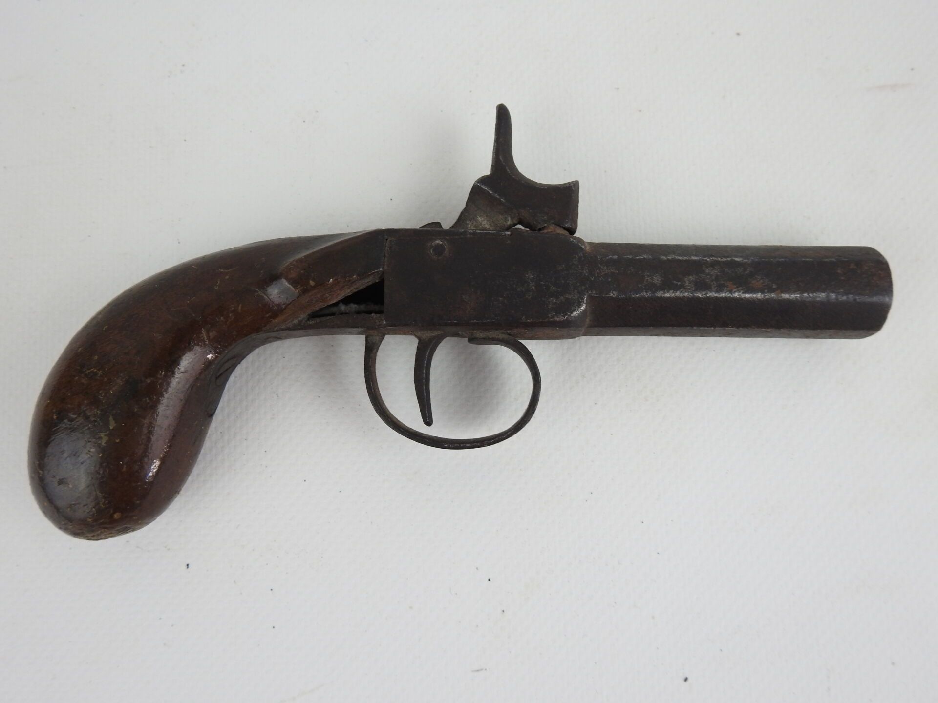 Null 法国。小型打击盖手枪，八角形枪管，圆形枪柄。长：17厘米。19世纪初。ABE (氧化作用)