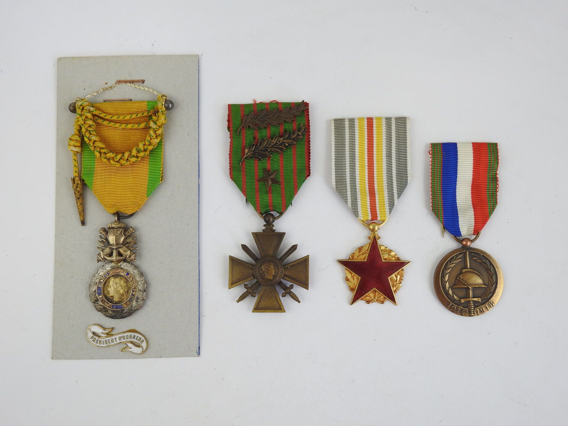 Null 装饰品。法国。1914-1917年战争勋章，有两只手掌和一颗星，军事勋章，有微型四角形，伤员勋章，联合国军司令部纪念勋章，60周年，有绶带。ABE