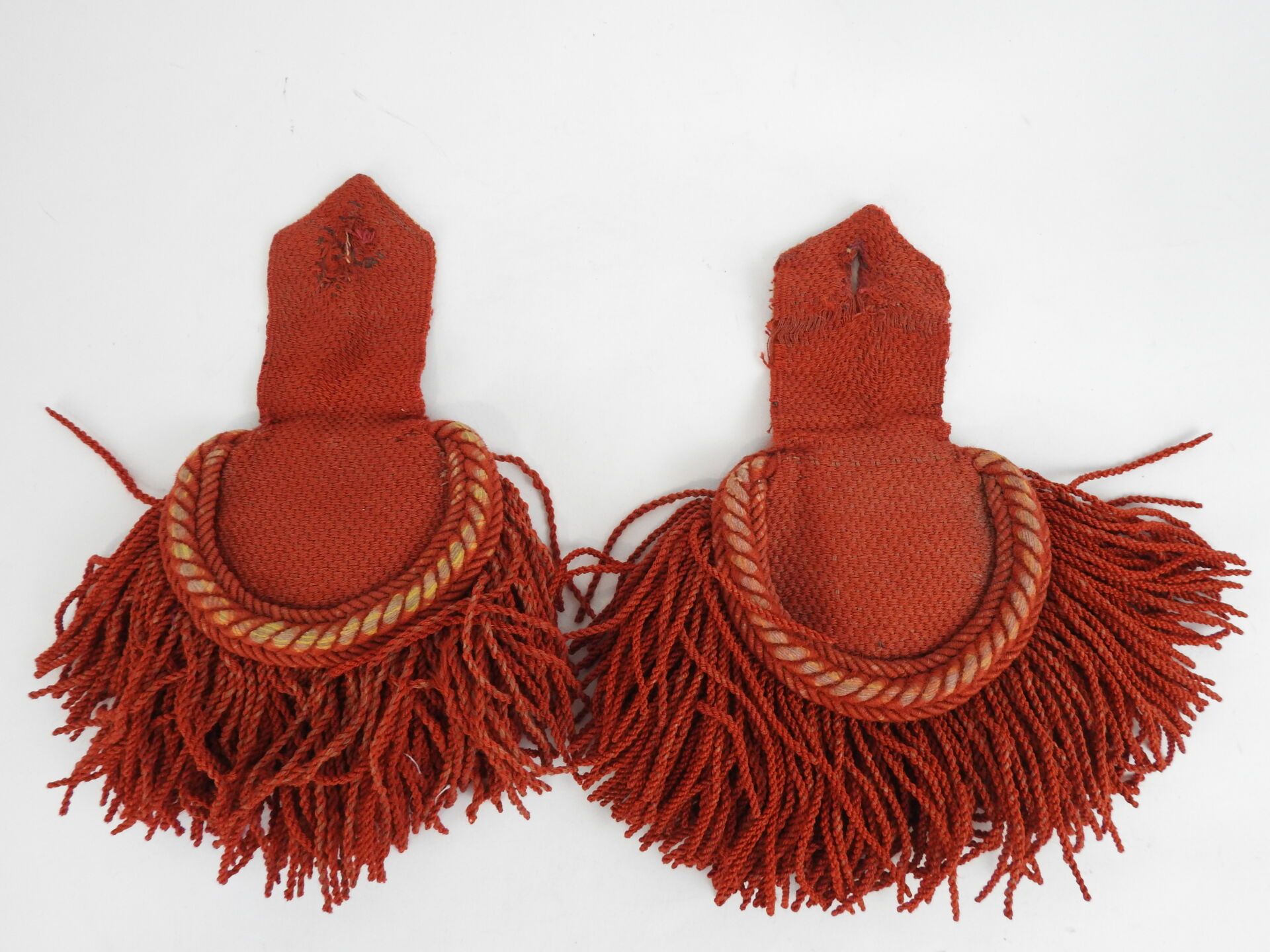 Null 法国。红色羊毛编织的步兵手榴弹肩章一对，红色羊毛的双圈和流苏，帆布衬里，18 X 10厘米。第一帝国-复兴时期。ABE (磨损)
