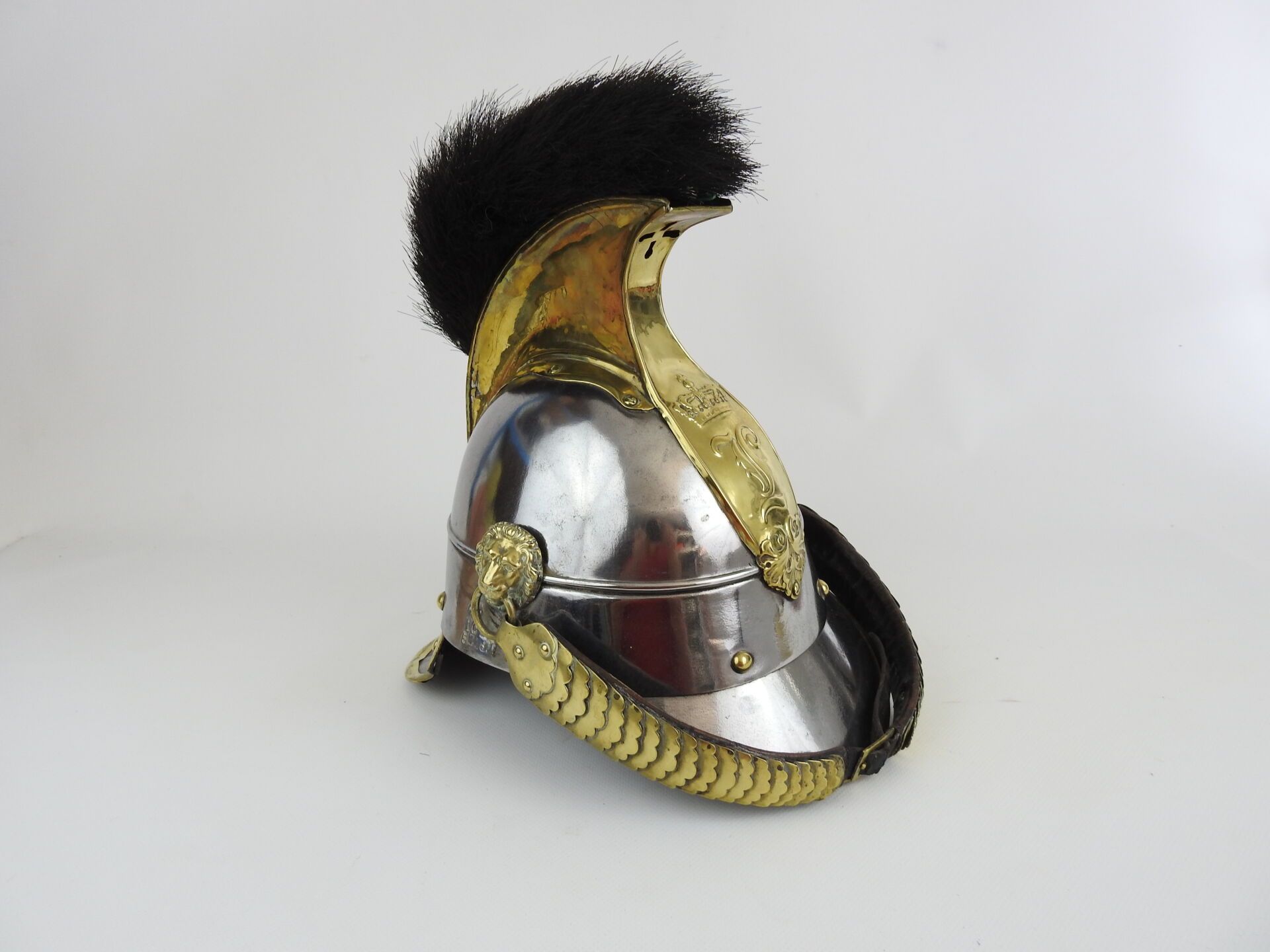 Null BAVIERE.1842年巴伐利亚骑兵头盔，黄铜配件的抛光钢制轰炸机，光滑的徽章上压印着路德维希二世的字母图案，黑色的马鬃（缩短了），5个扇形的下巴连&hellip;