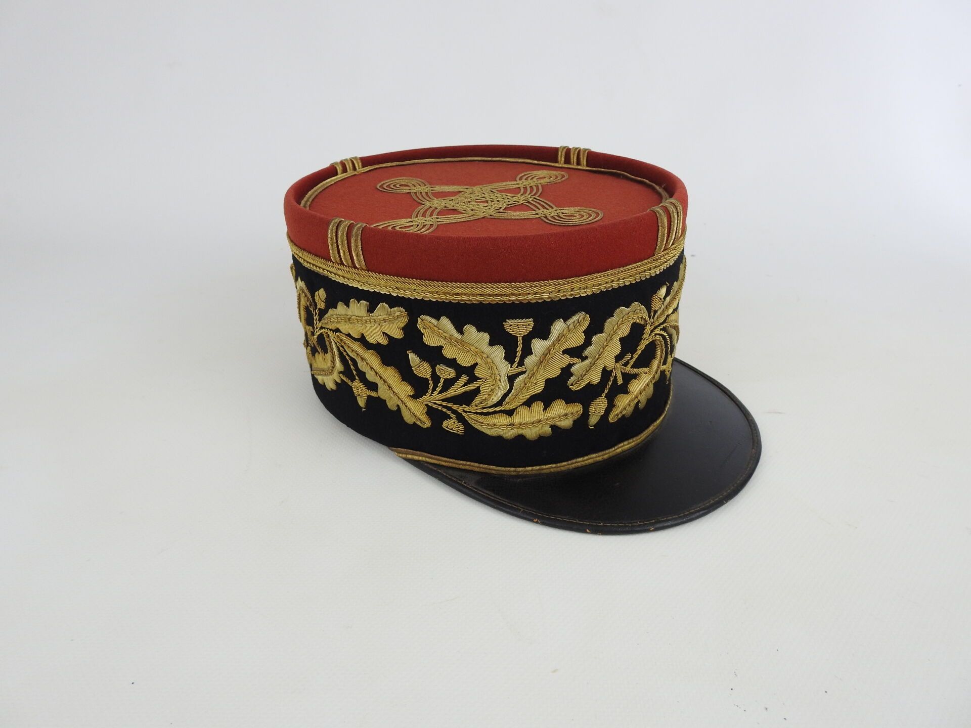 Null KEPI EINES BRIGADEGENERALS. Brigadegeneral-Kepi Modell 1931 aus krappartige&hellip;