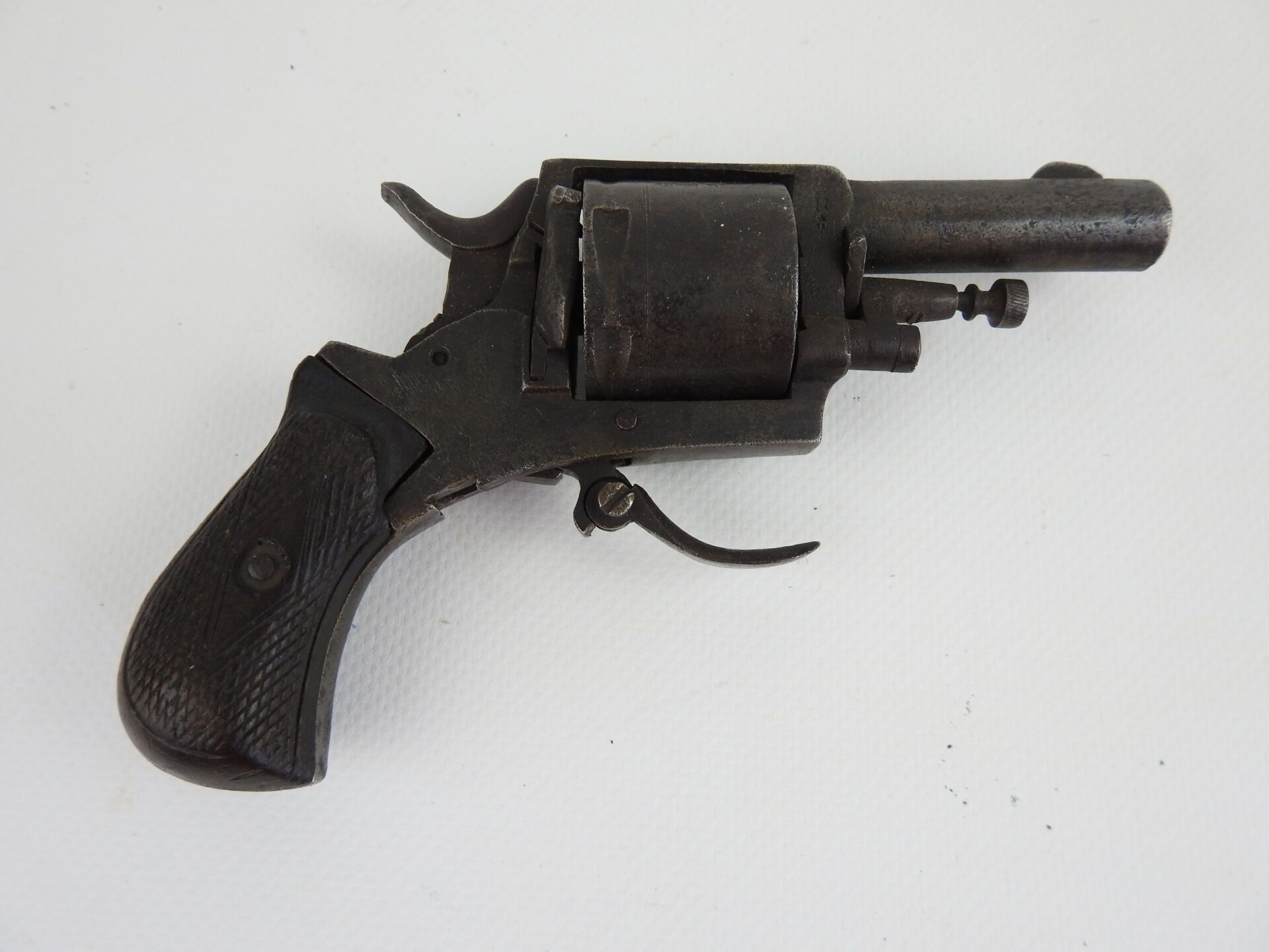 Null 比利时。斗牛犬 "中心火力左轮手枪，钢制枪架，8毫米圆形膛线枪管，6发弹夹，印有 "ELG"（Liège）字样，胡桃木板为角形，。长：14厘米。ABE&hellip;